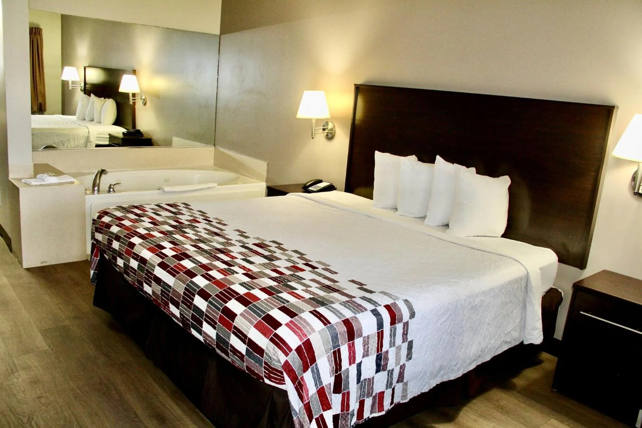 Bedroom, Bed in Red Roof Inn & Suites Lake Orion / Auburn Hills