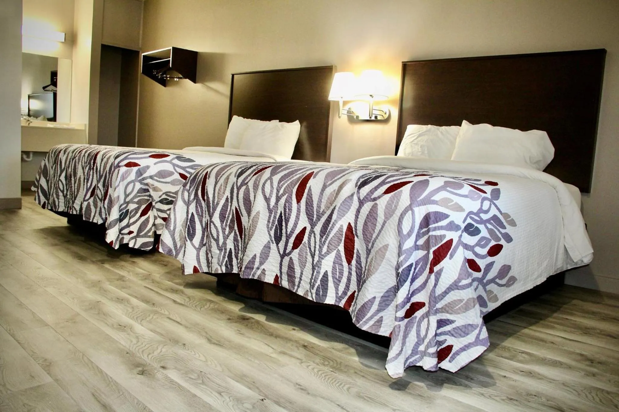 Photo of the whole room, Bed in Red Roof Inn & Suites Lake Orion / Auburn Hills