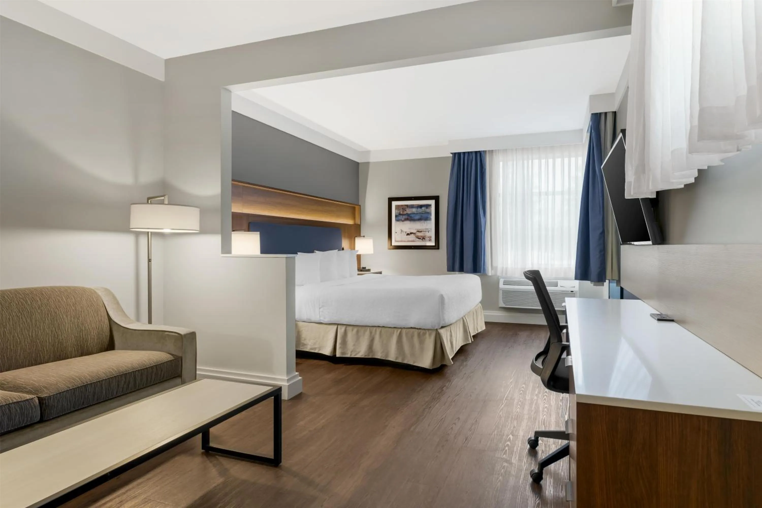 Photo of the whole room, Bed in Best Western Plus Revelstoke