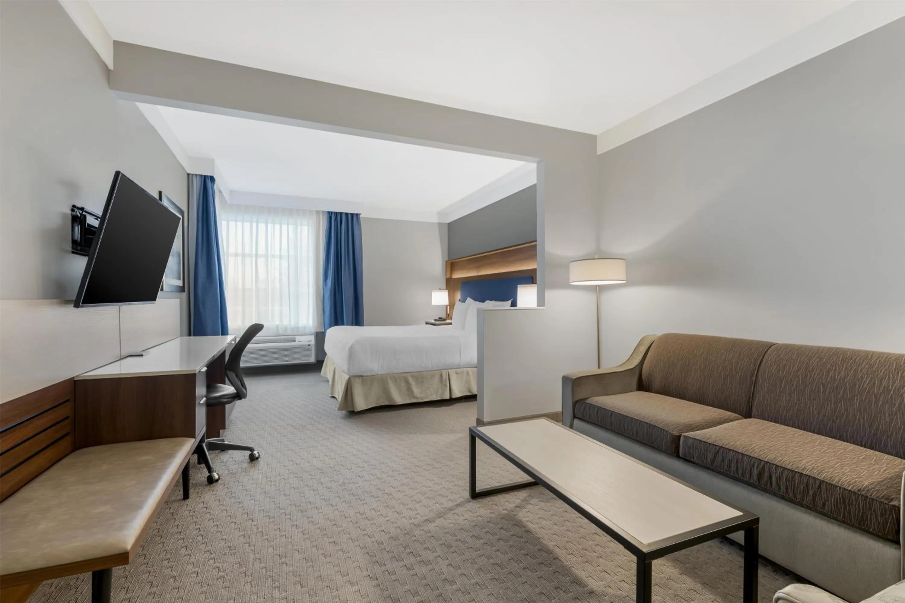 Photo of the whole room, Bed in Best Western Plus Revelstoke