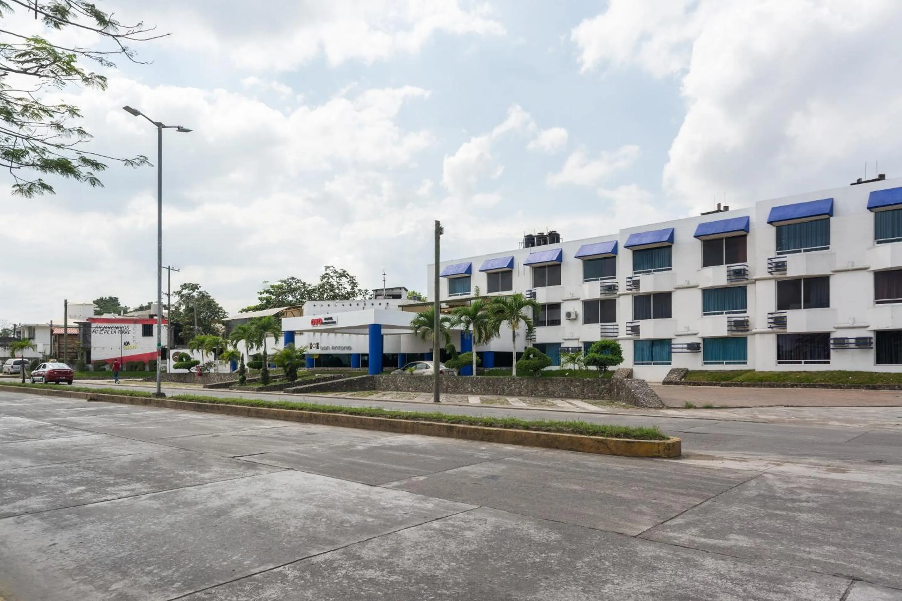 Facade/entrance in OYO Hotel Casa Blanca