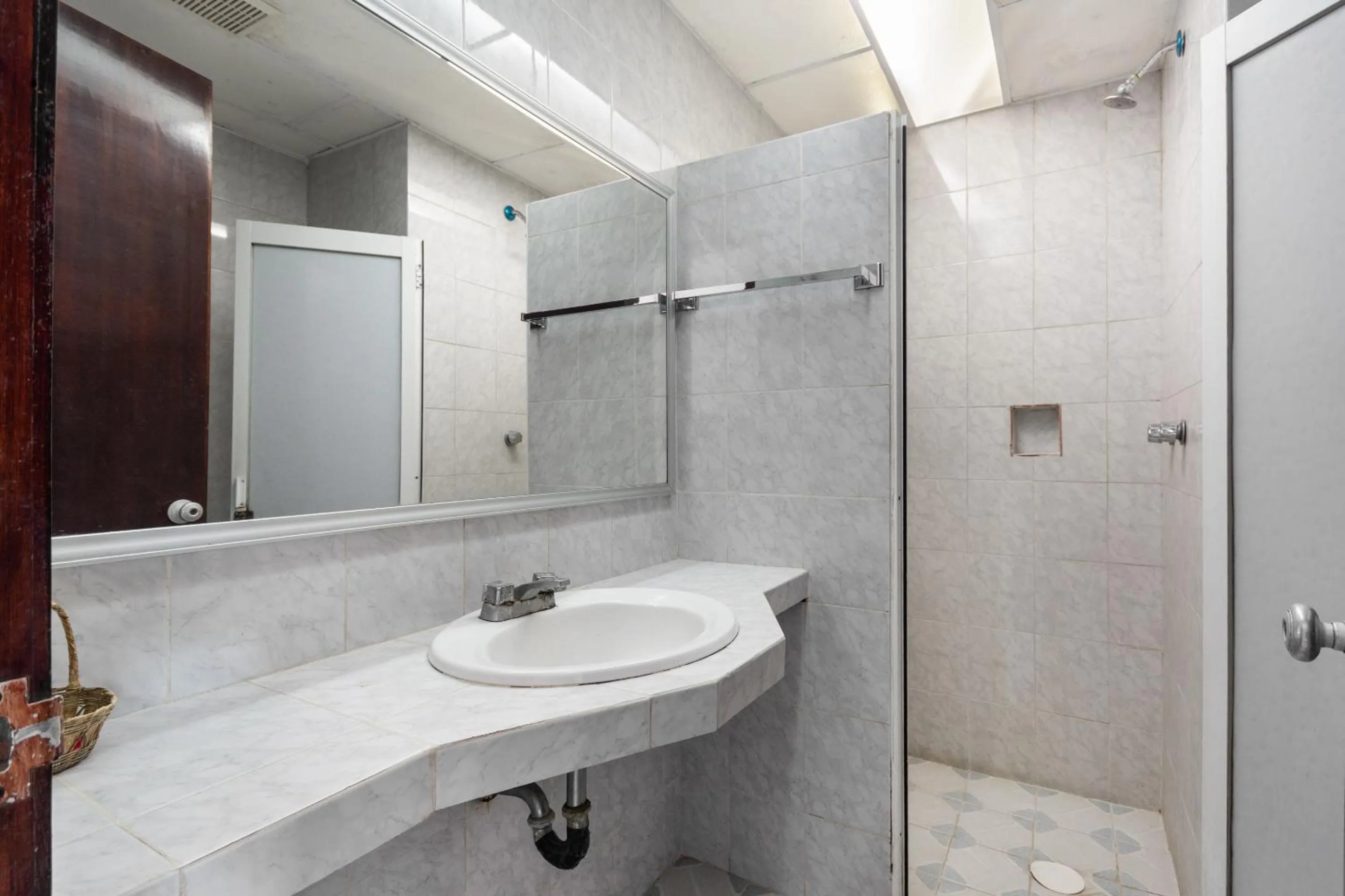 Bathroom in OYO Hotel Casa Blanca