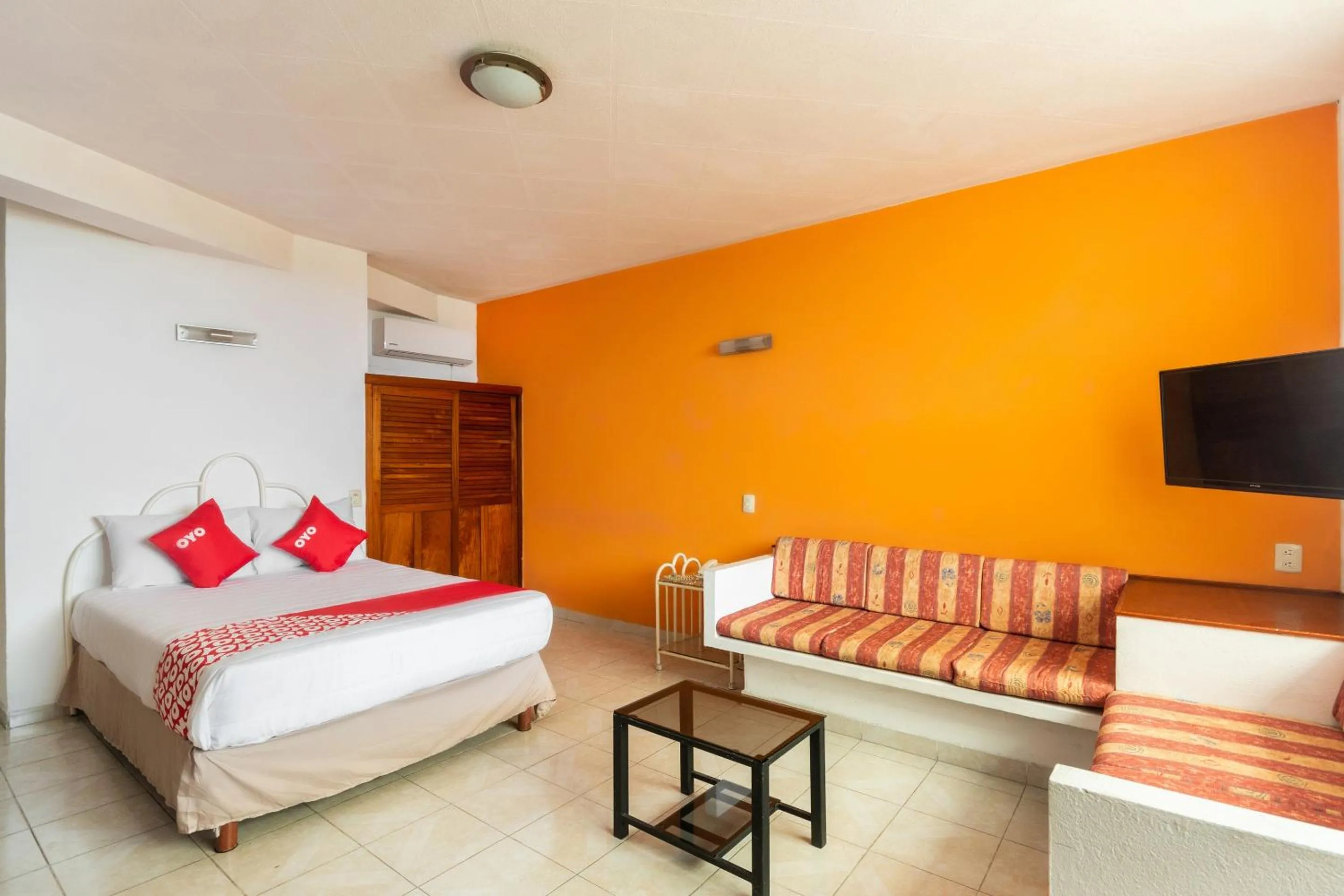 Bedroom, Bed in OYO Hotel Casa Blanca