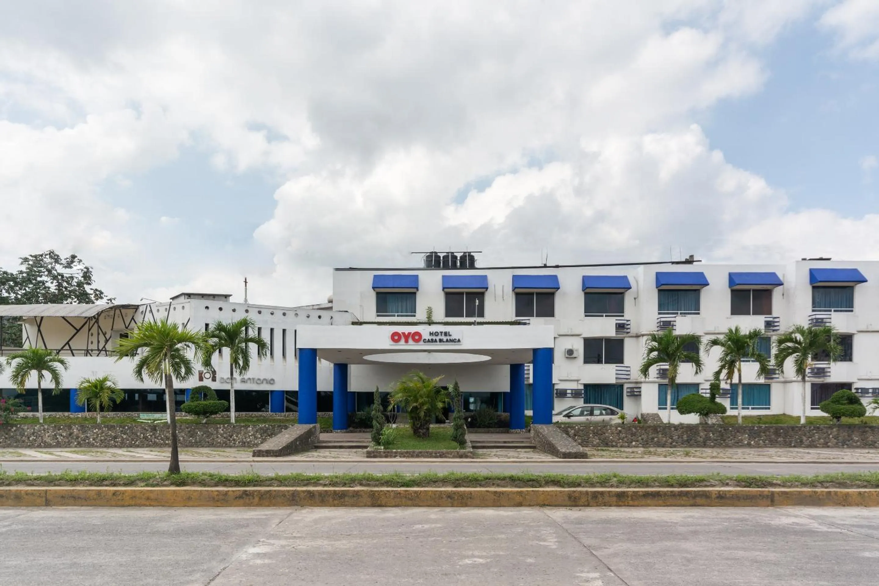 Facade/entrance in OYO Hotel Casa Blanca
