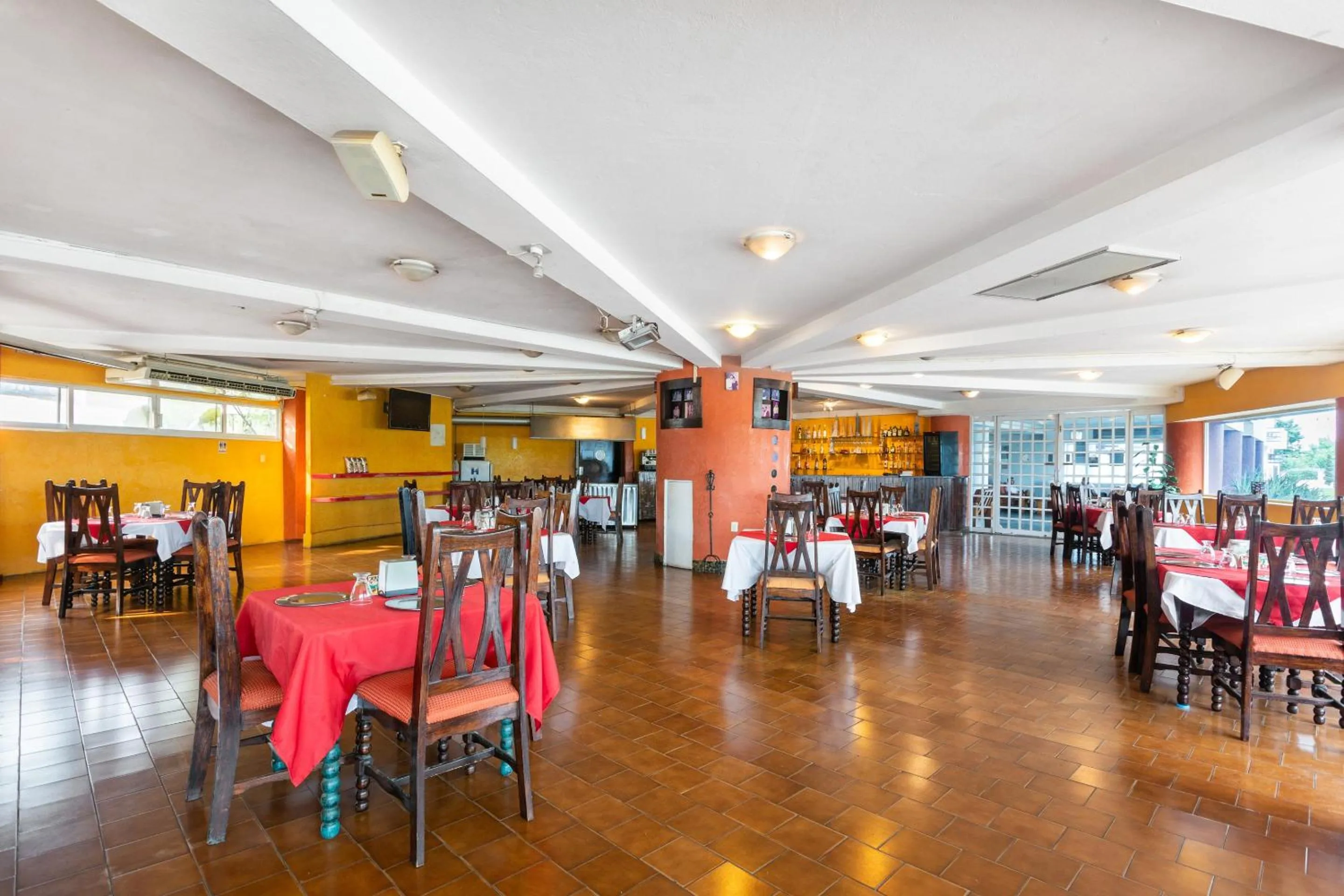 Restaurant/places to eat in OYO Hotel Casa Blanca