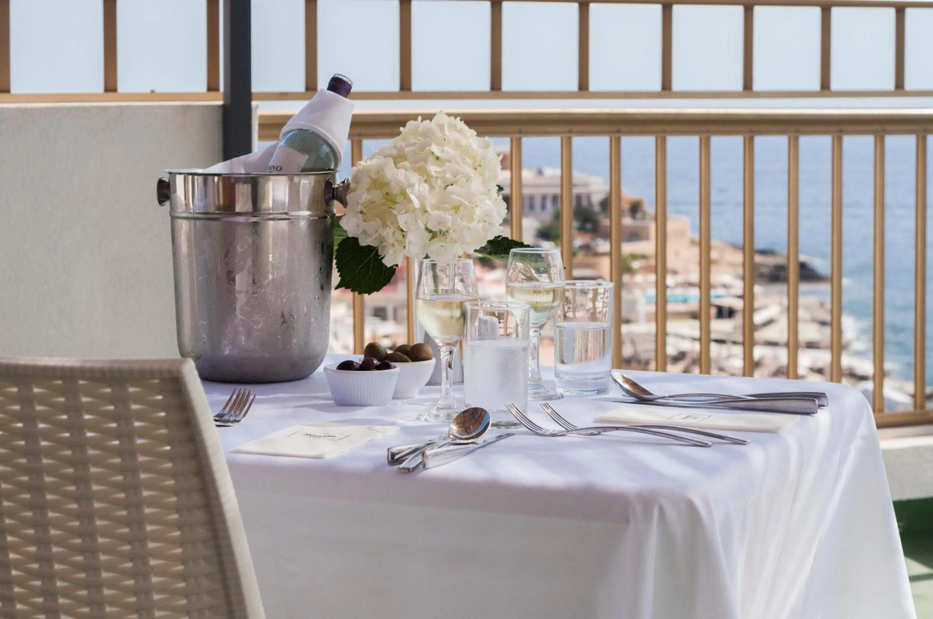 Restaurant/places to eat in ROOMS by Alexandra Hotel