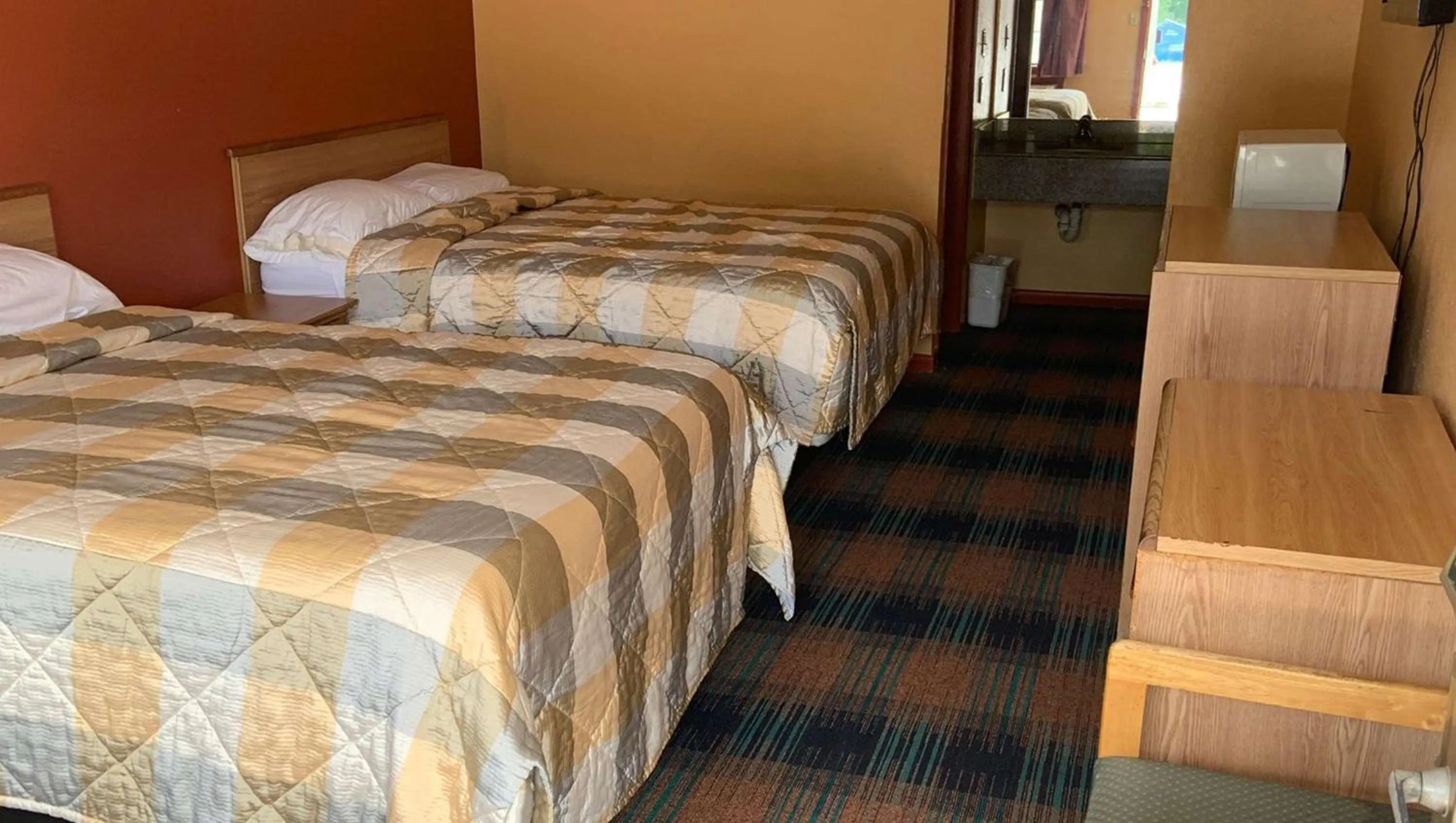 Bedroom, Bed in Luxury Inn Forrest City