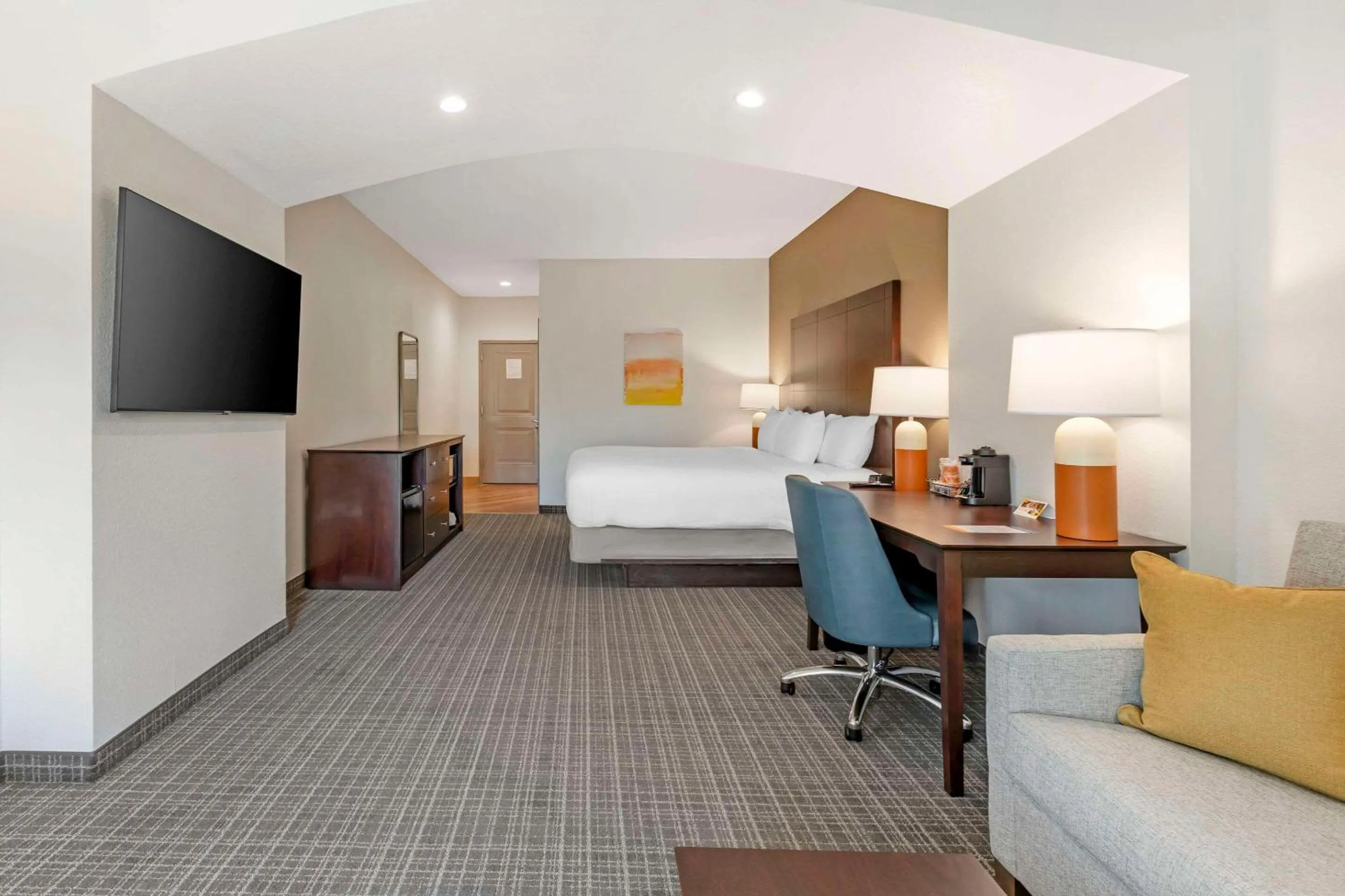 Bedroom, Bed in Comfort Inn & Suites Verona at Turning Stone Resort Casino