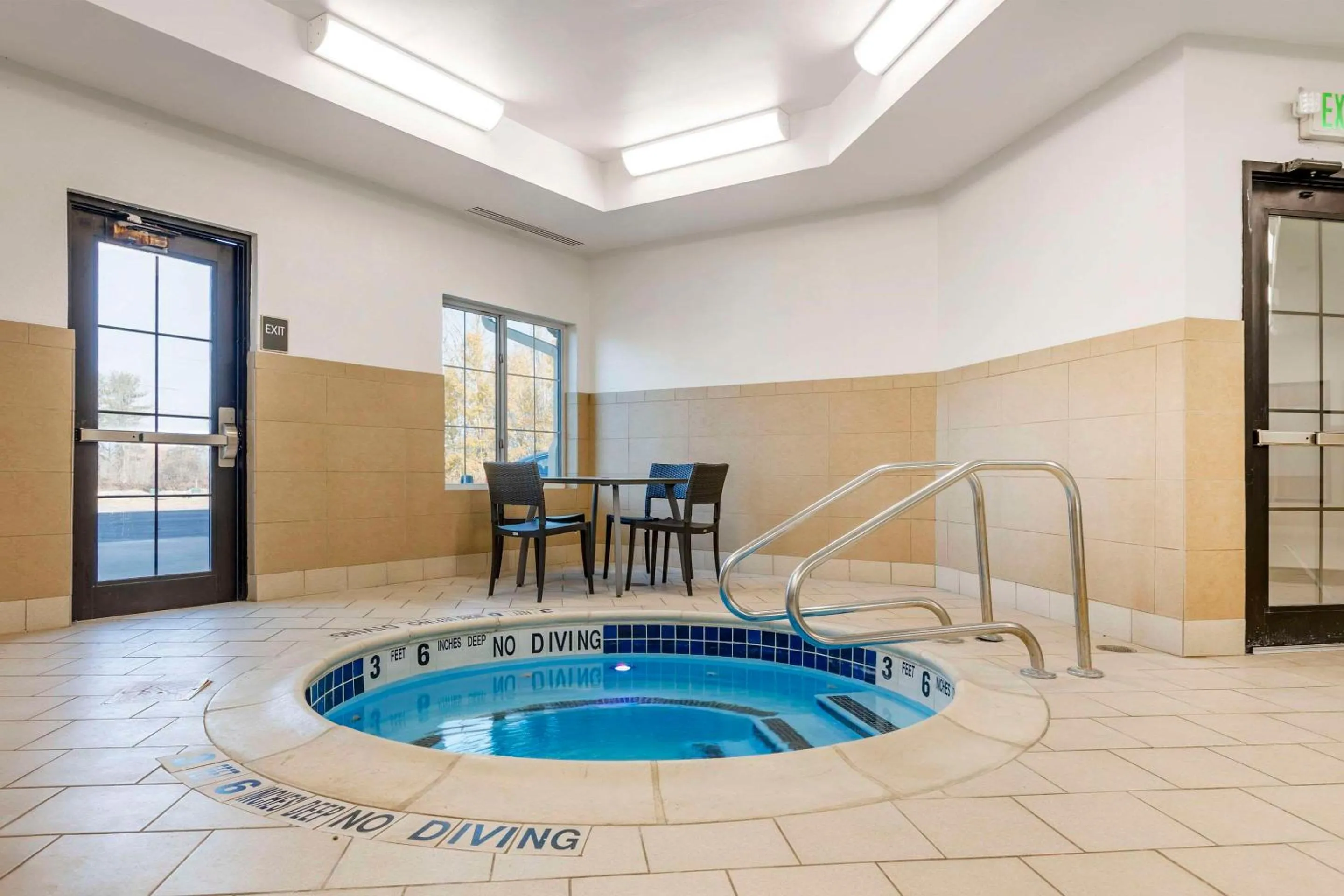 Swimming pool in Comfort Inn & Suites Verona at Turning Stone Resort Casino