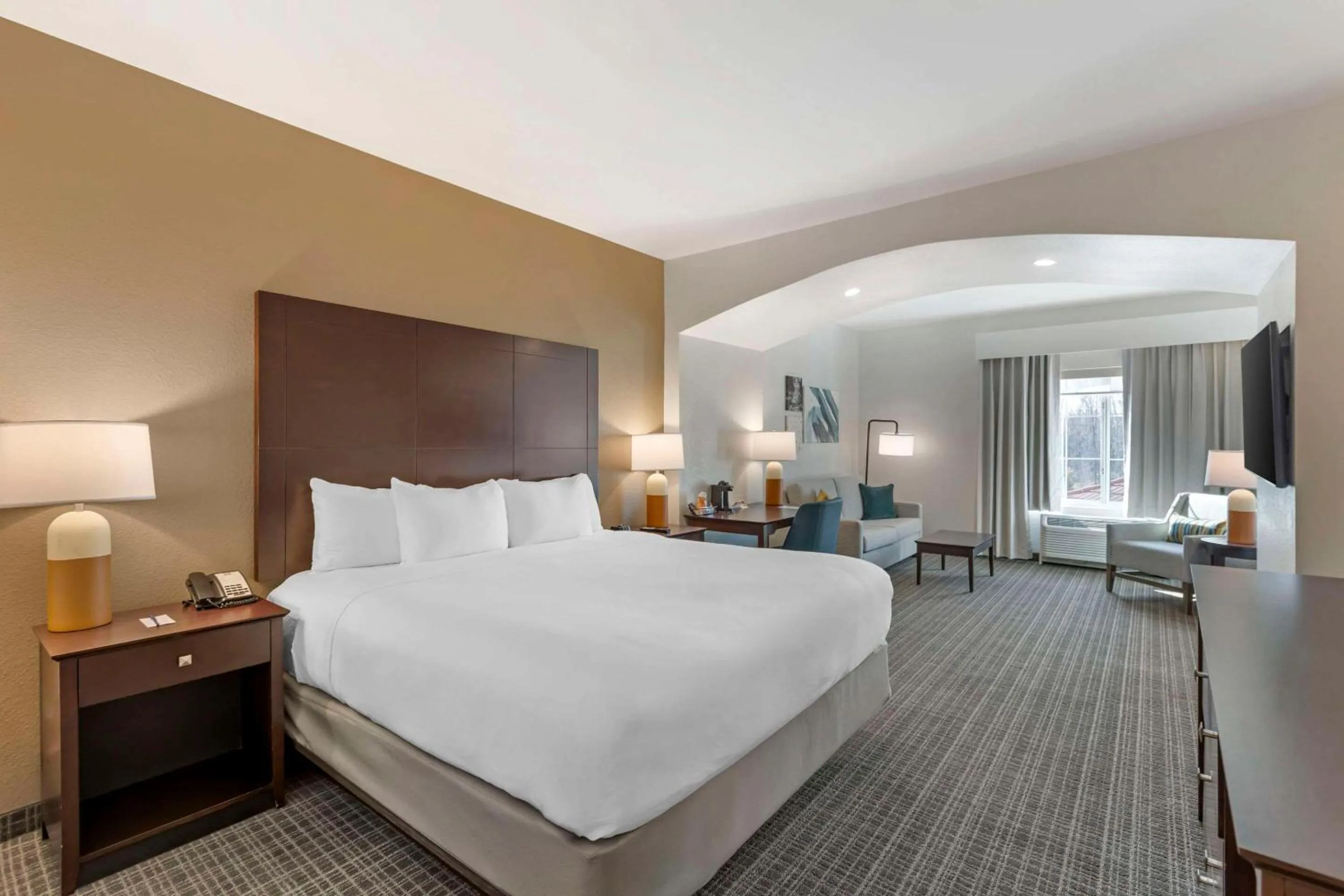 Bedroom, Bed in Comfort Inn & Suites Verona at Turning Stone Resort Casino