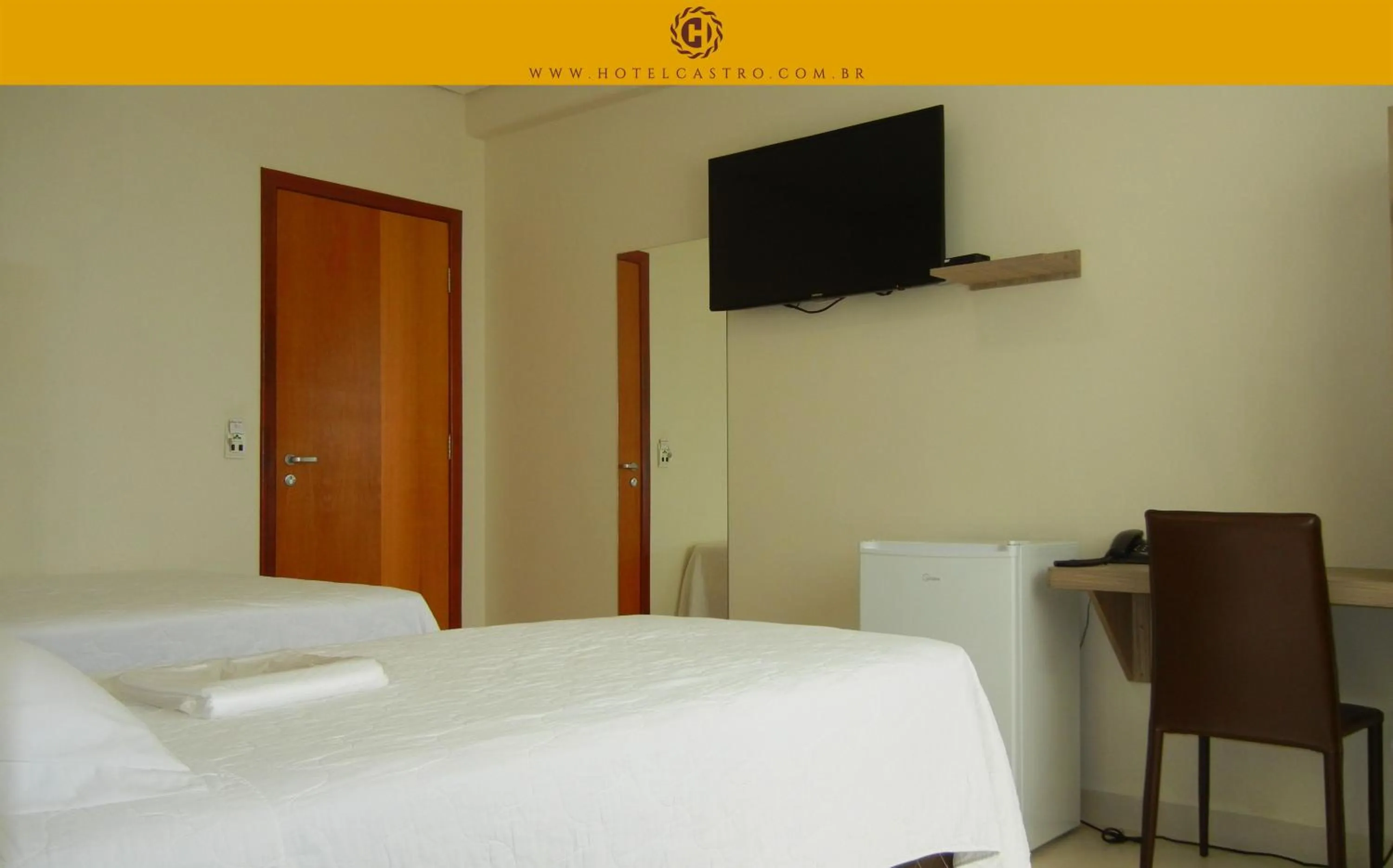 Toilet, Bed in Hotel Castro