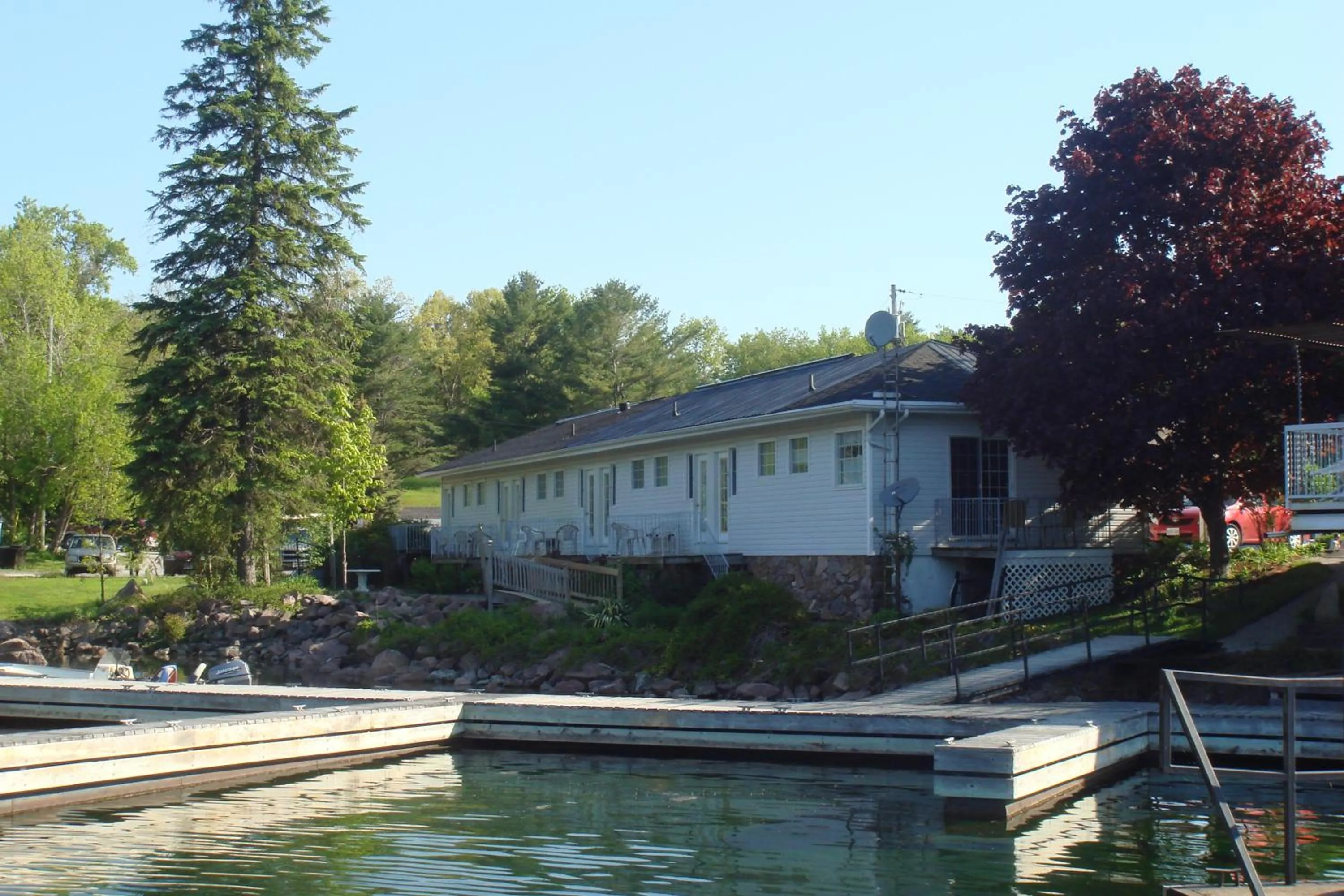 Property building in Boathouse Country Inn