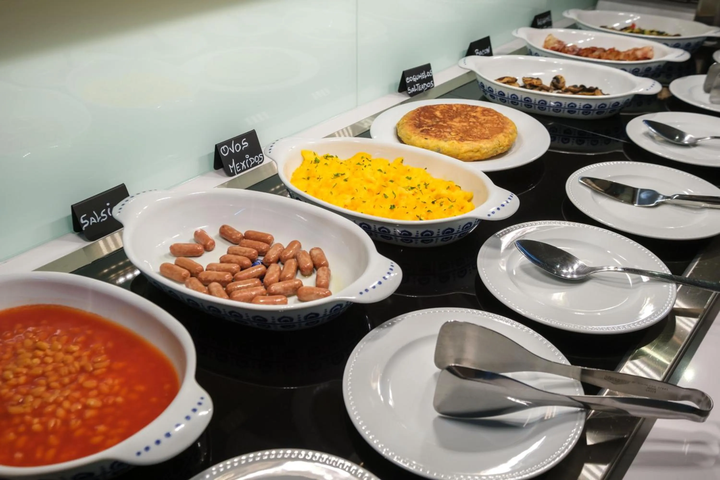 Food and drinks in Malibu Foz Hotel - La Maison Younan