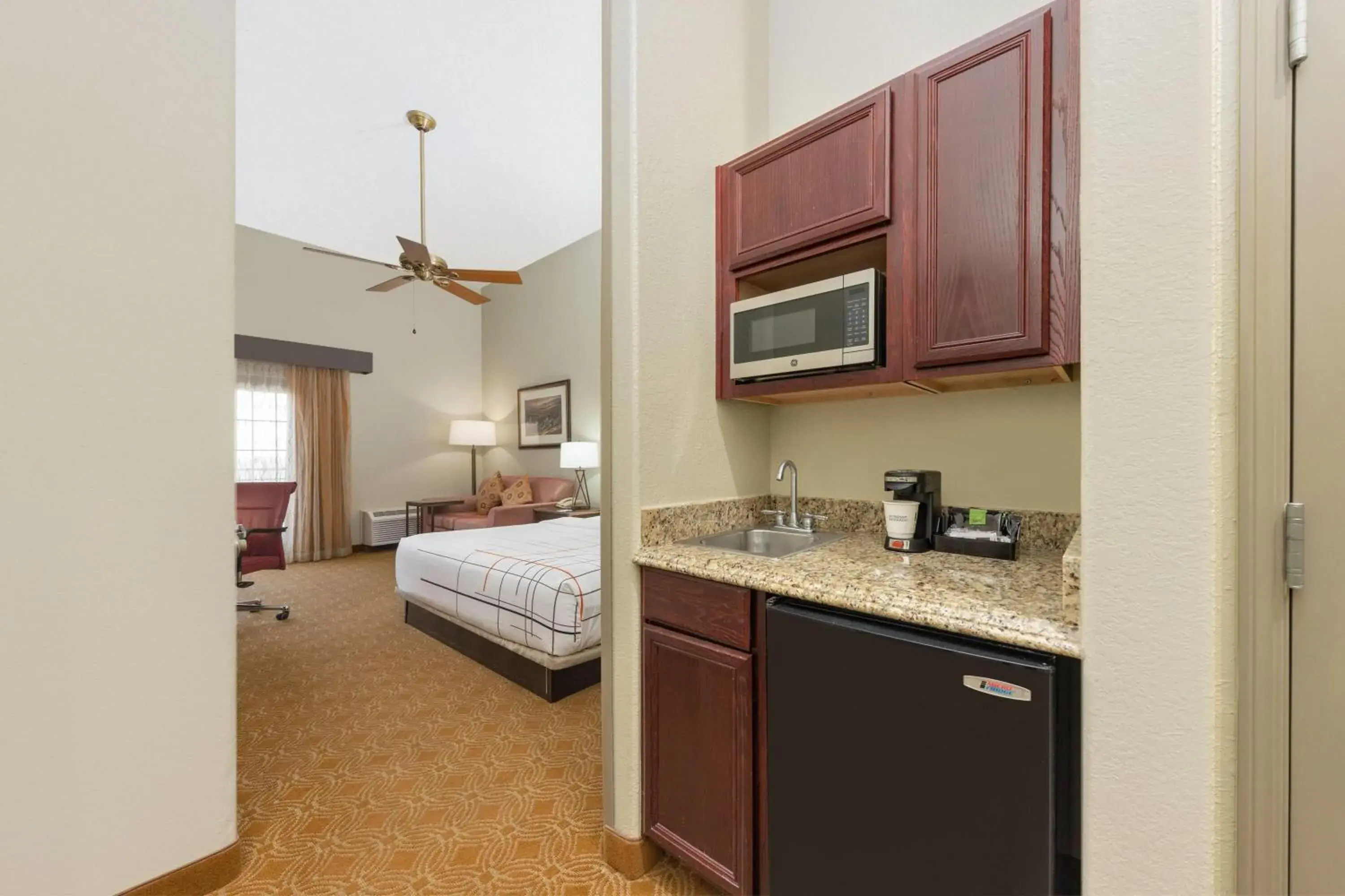 1 King Bed, Mobility/Hearing Accessible Suite, Lake View, Bathtub w/ Grab Bars in La Quinta by Wyndham Marble Falls 1 King Bed, Mobility/Hearing Accessible Suite, Lake View, Bathtub w/ Grab Bars in La Quinta by Wyndham Marble Falls