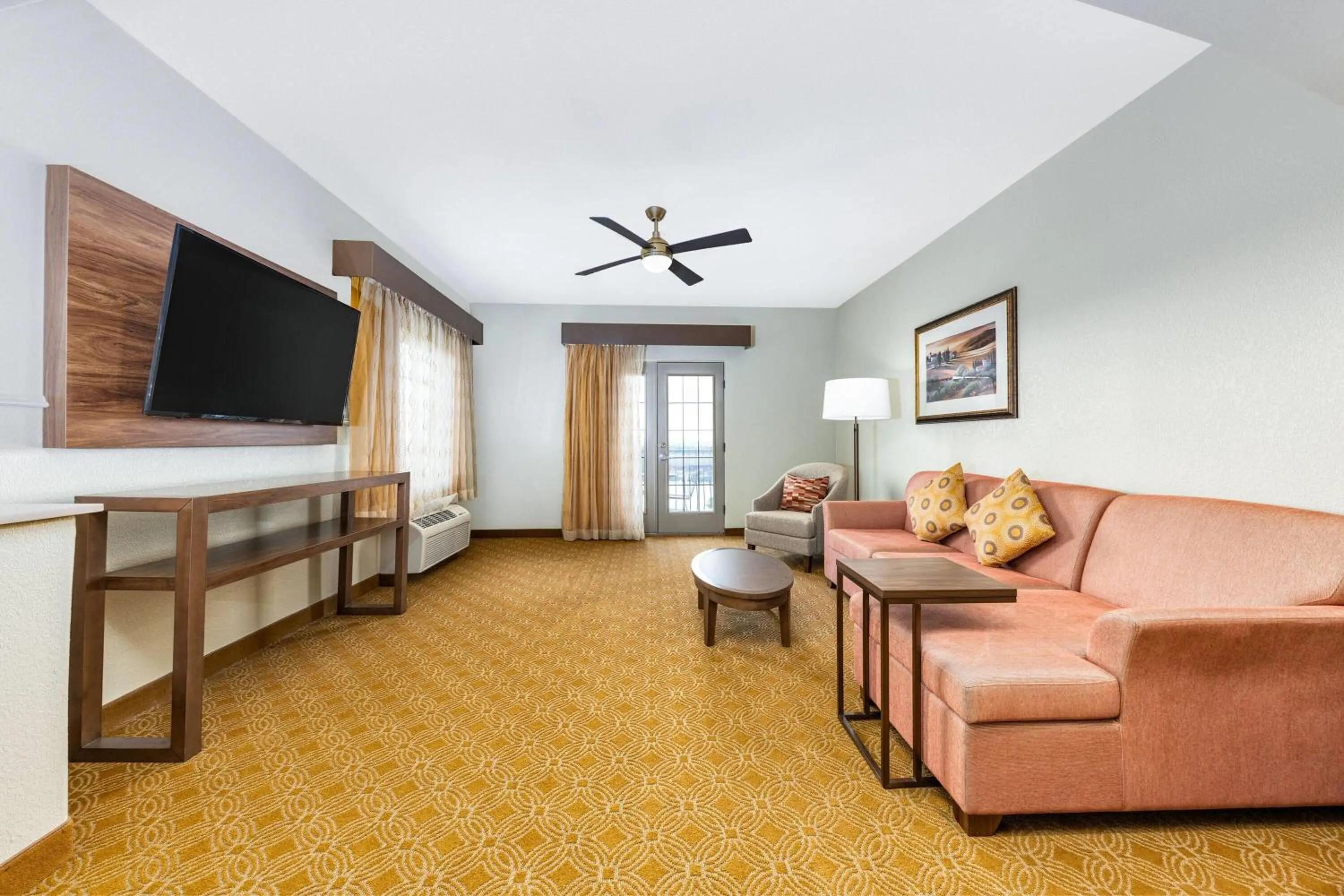 Photo of the whole room in La Quinta by Wyndham Marble Falls