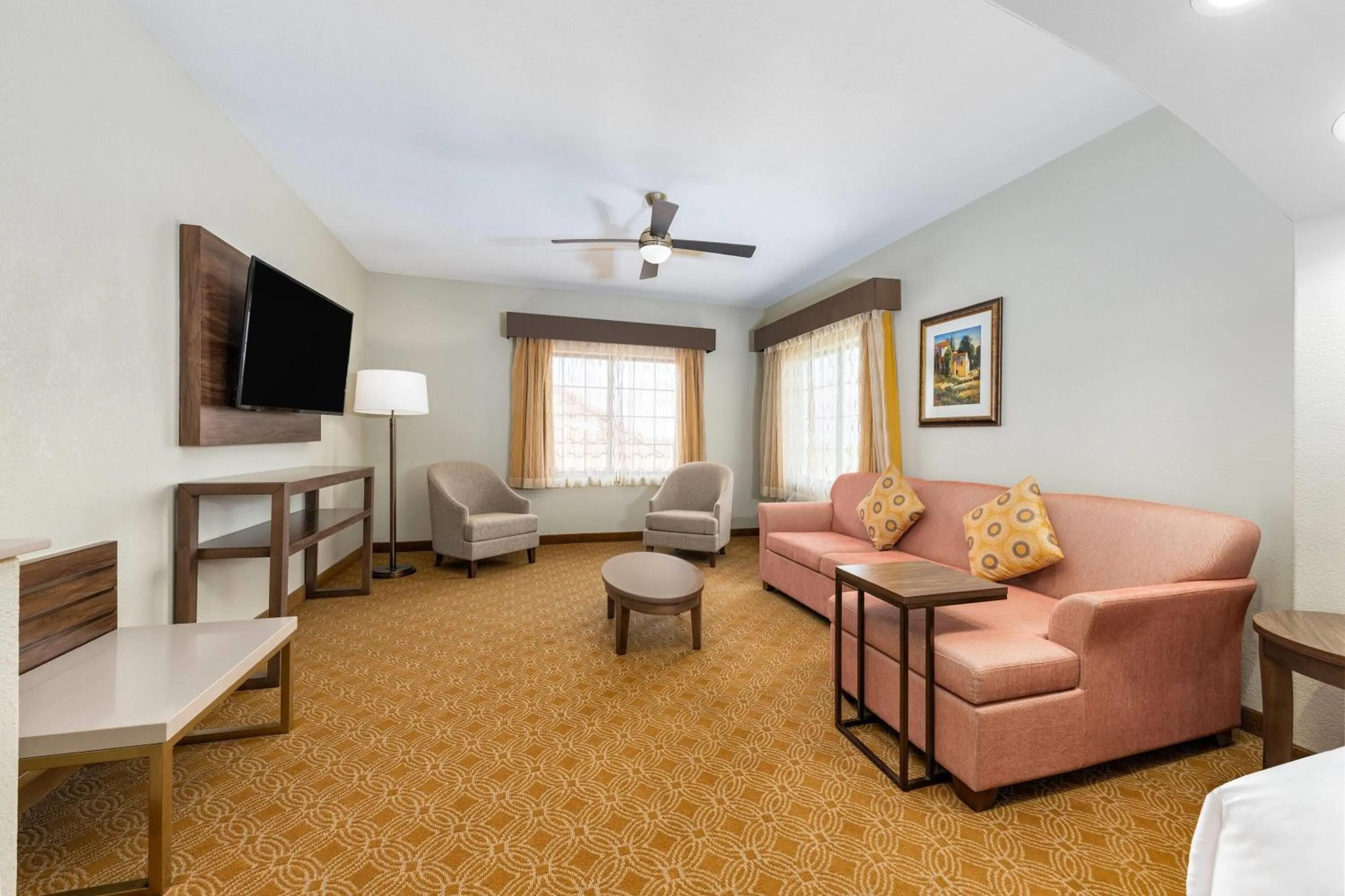 Photo of the whole room in La Quinta by Wyndham Marble Falls