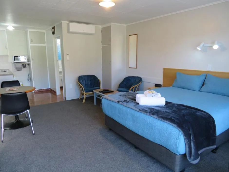 Photo of the whole room, Bed in Commodore Court Motel