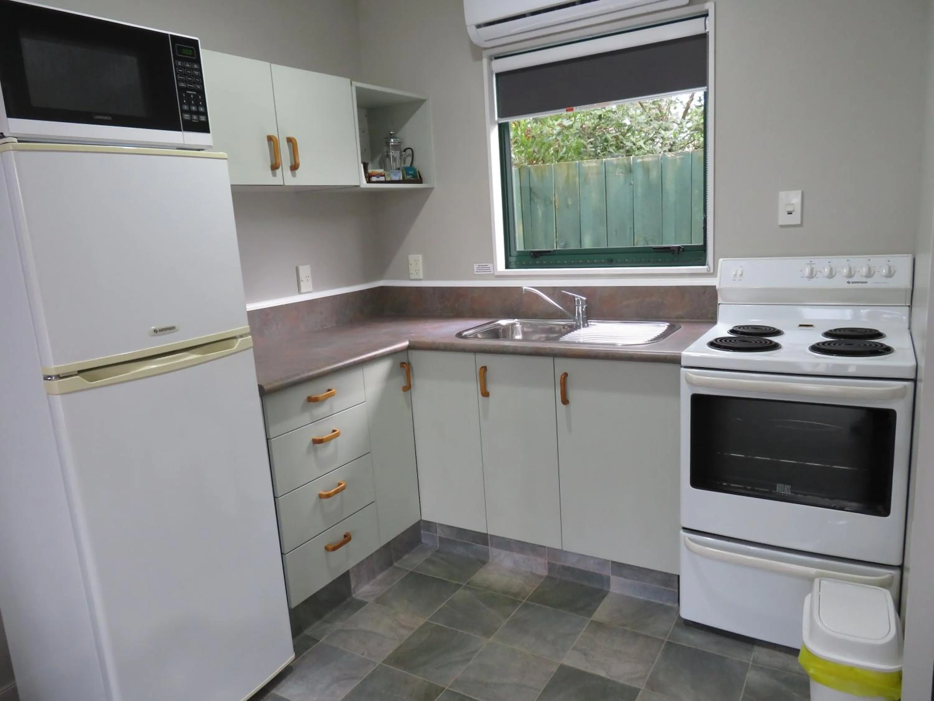Kitchen or kitchenette in Commodore Court Motel