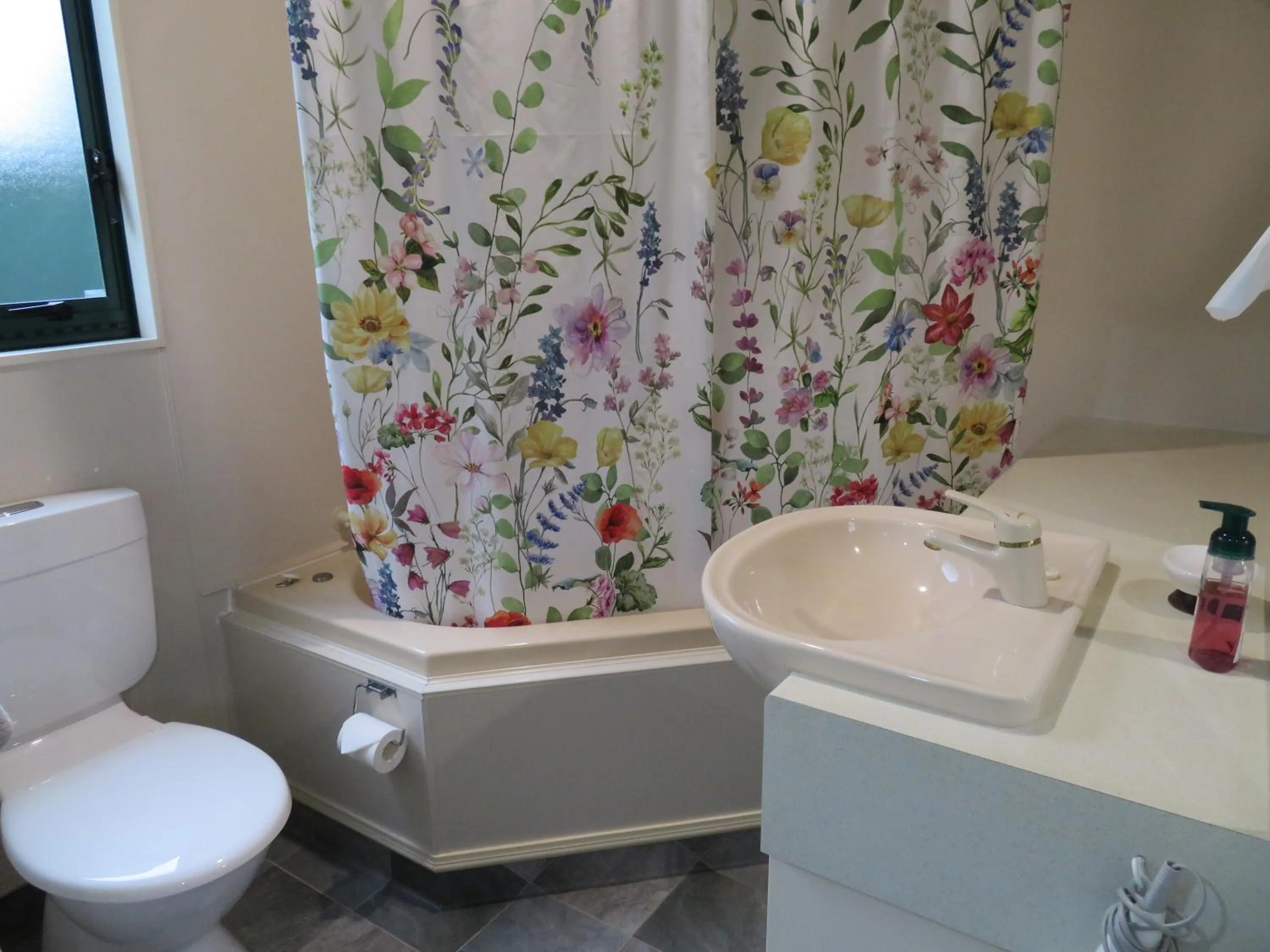 Bathroom in Commodore Court Motel