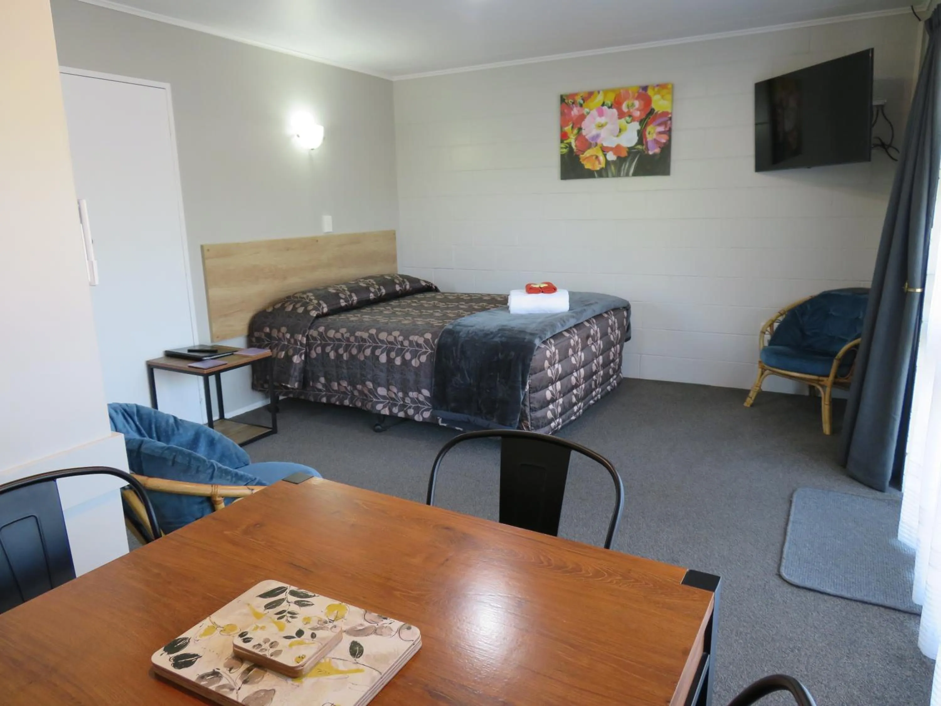 Bed in Commodore Court Motel