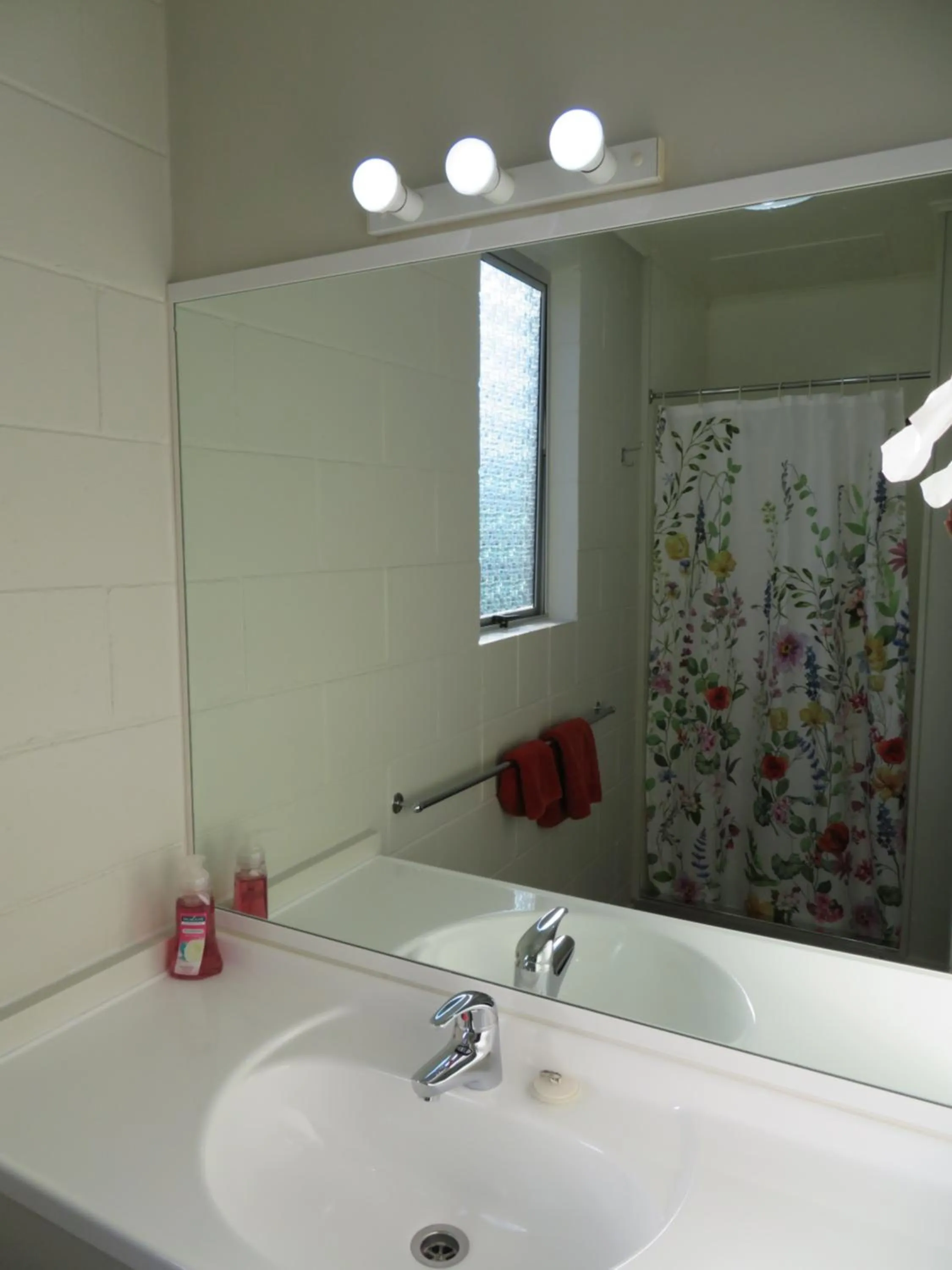 Bathroom in Commodore Court Motel