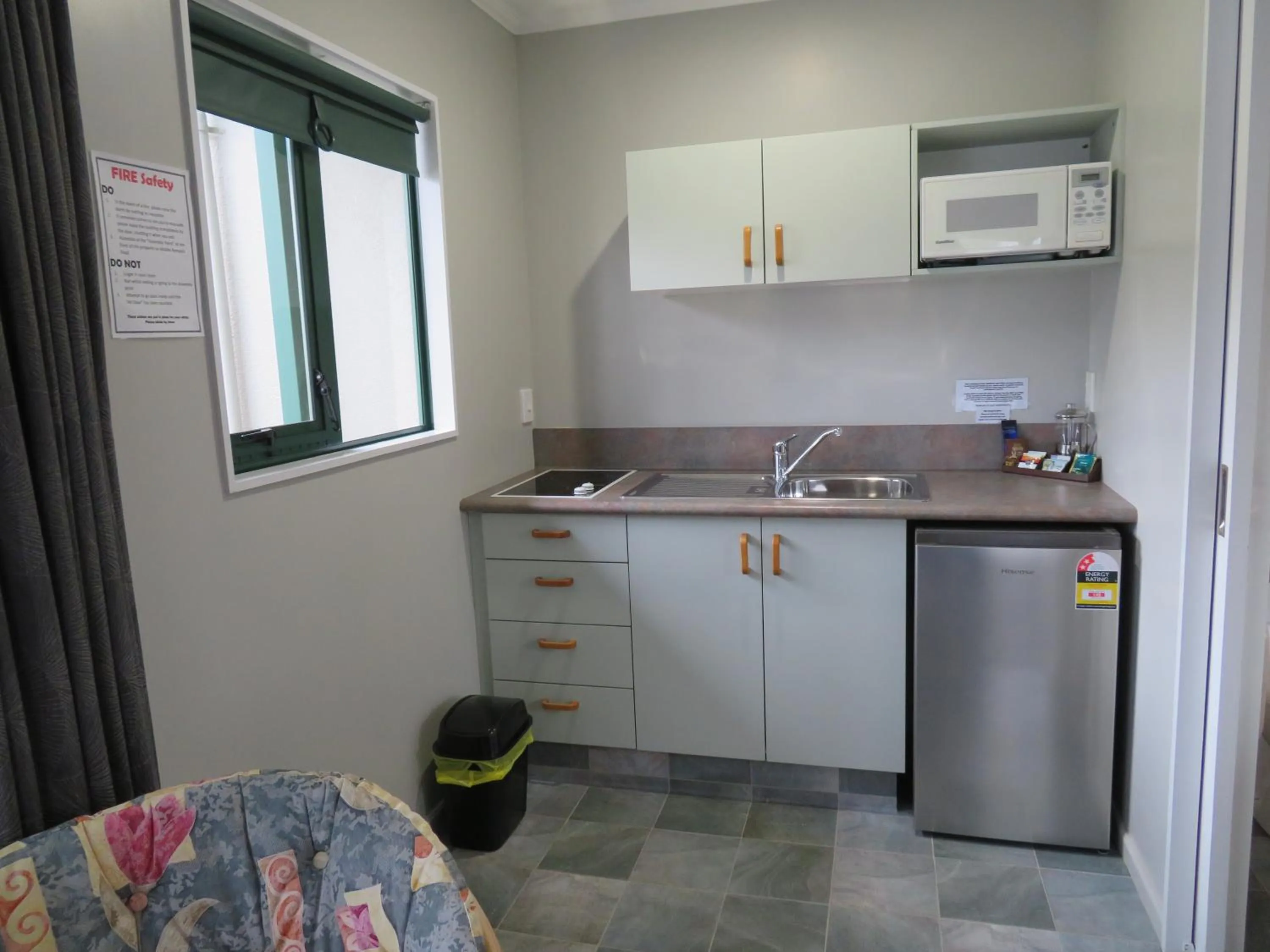 Kitchen or kitchenette in Commodore Court Motel