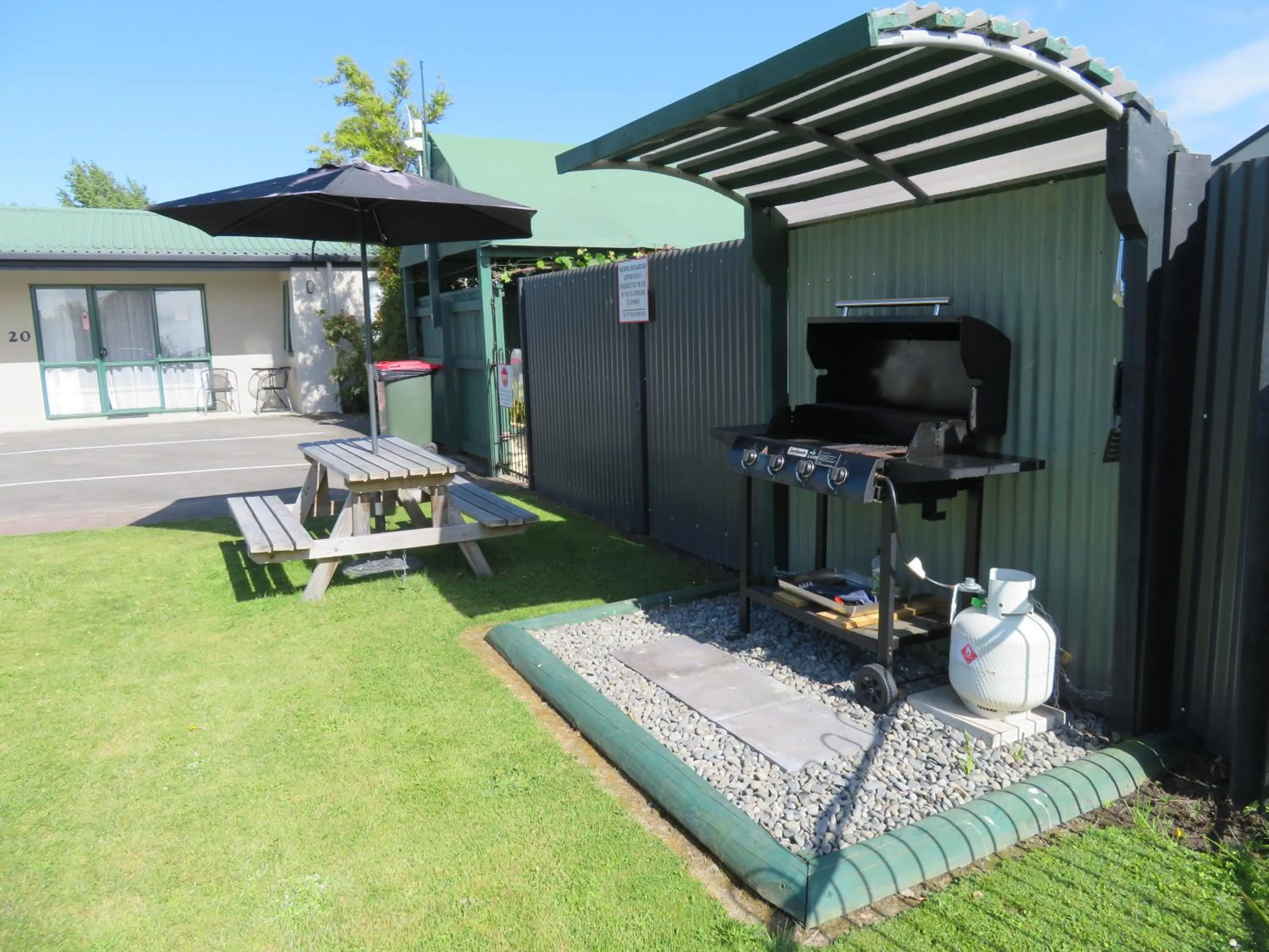 BBQ facilities in Commodore Court Motel