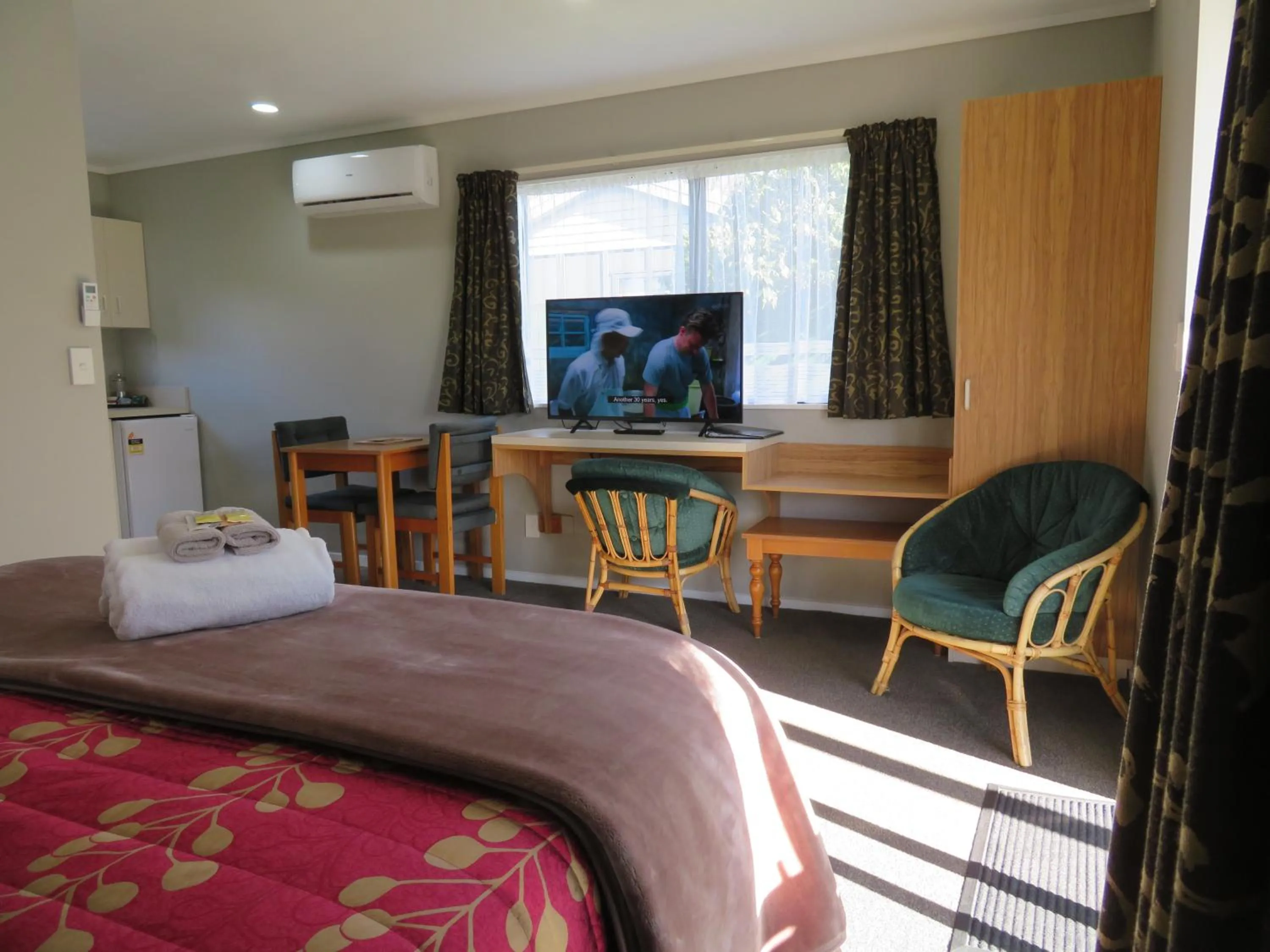 Bed in Commodore Court Motel