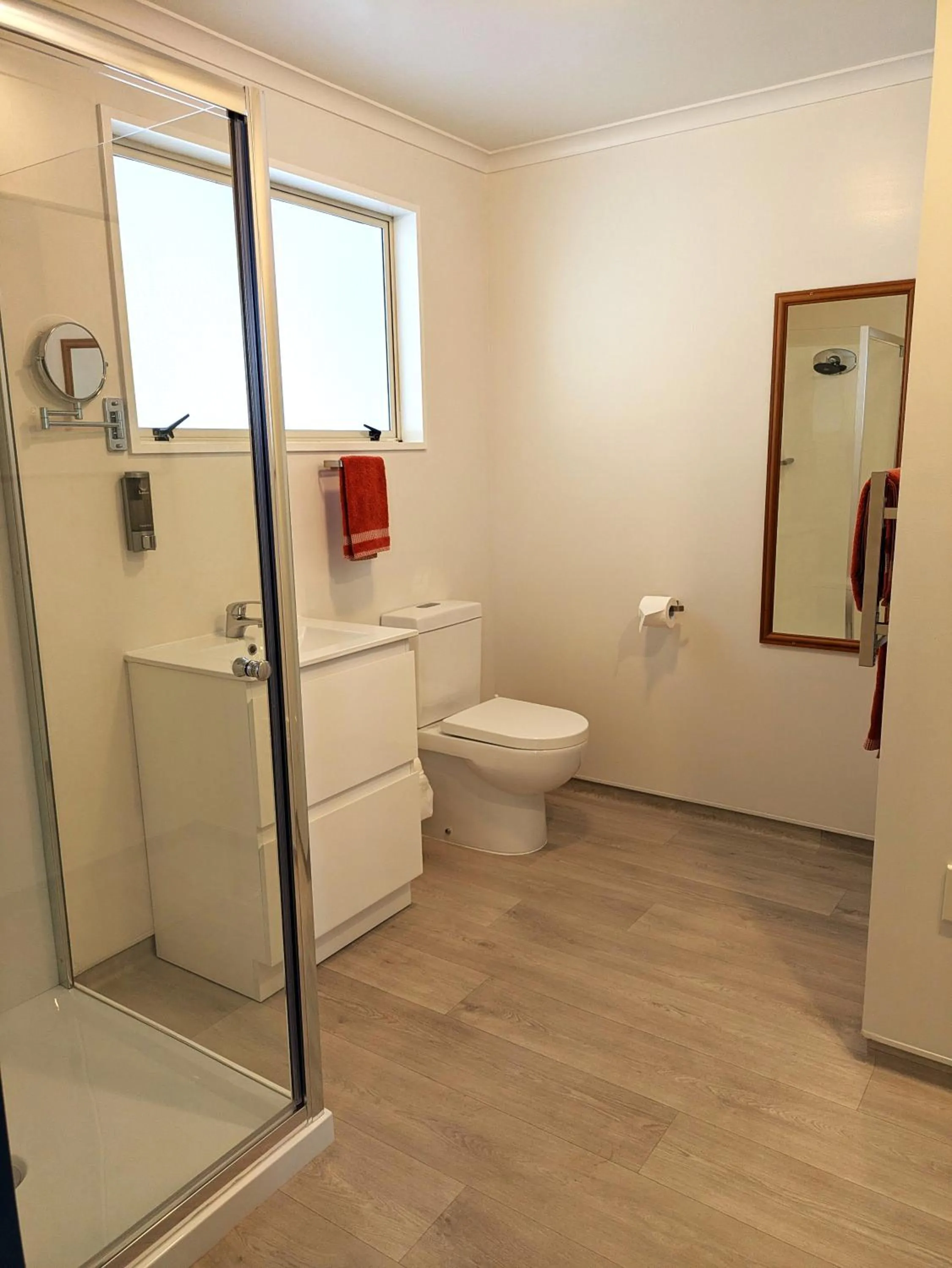 Shower in The Peninsula Kaikoura