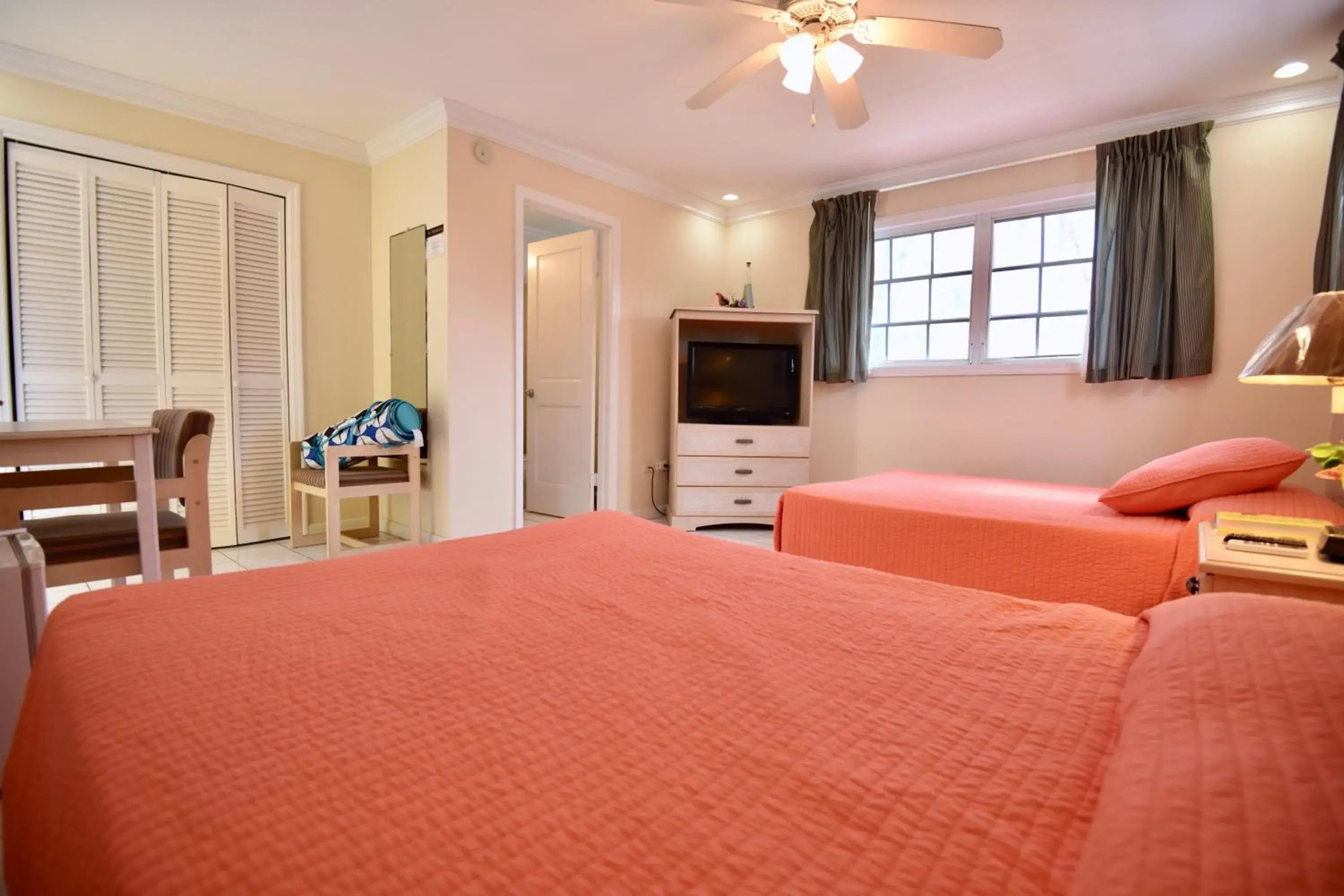 Queen Room with Two Queen Beds in Nathan's Lodge Queen Room with Two Queen Beds in Nathan's Lodge