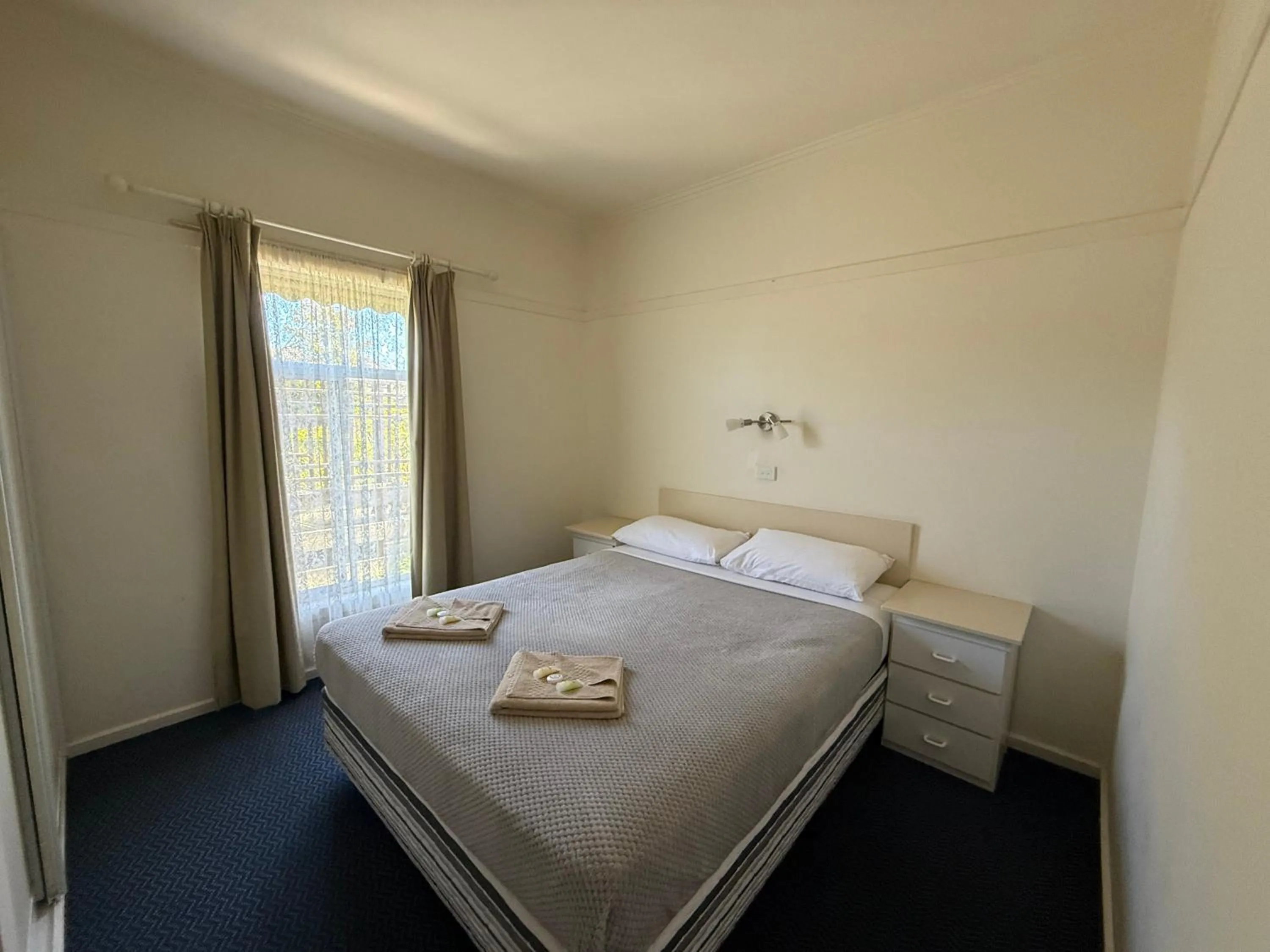 Bedroom, Bed in Heyfield Motel and Apartments