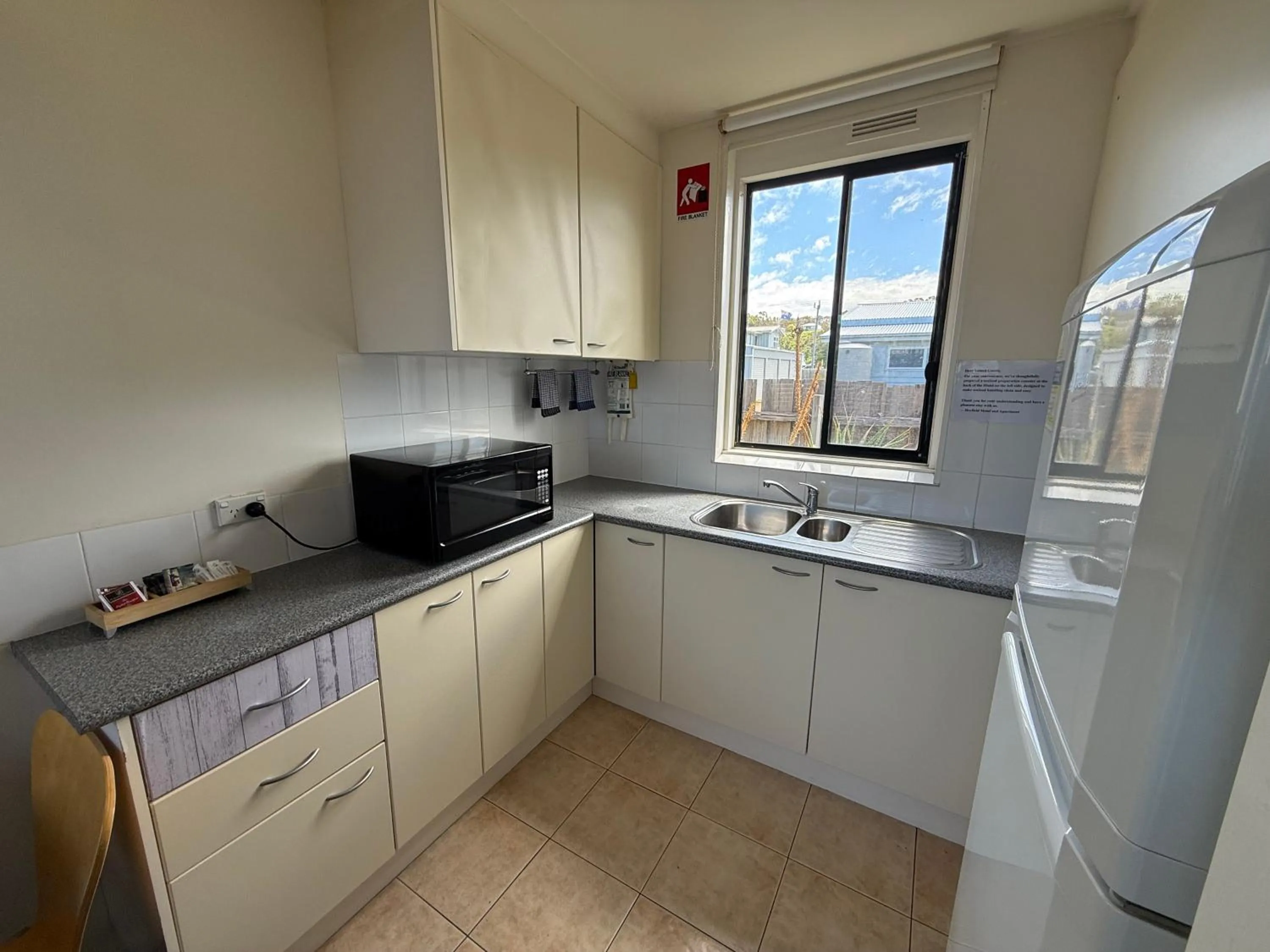 Kitchen or kitchenette in Heyfield Motel and Apartments