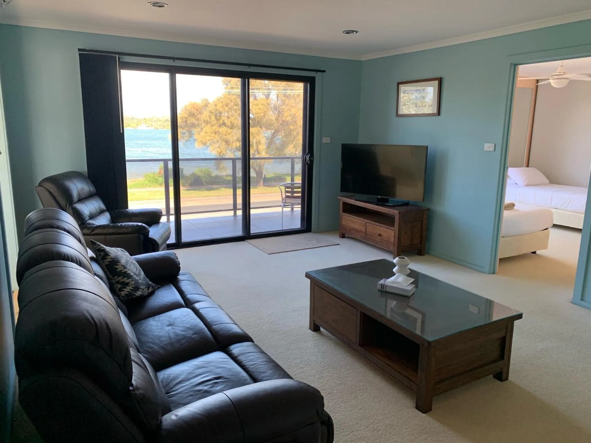 Communal lounge/ TV room, Bed in Heyfield Motel and Apartments