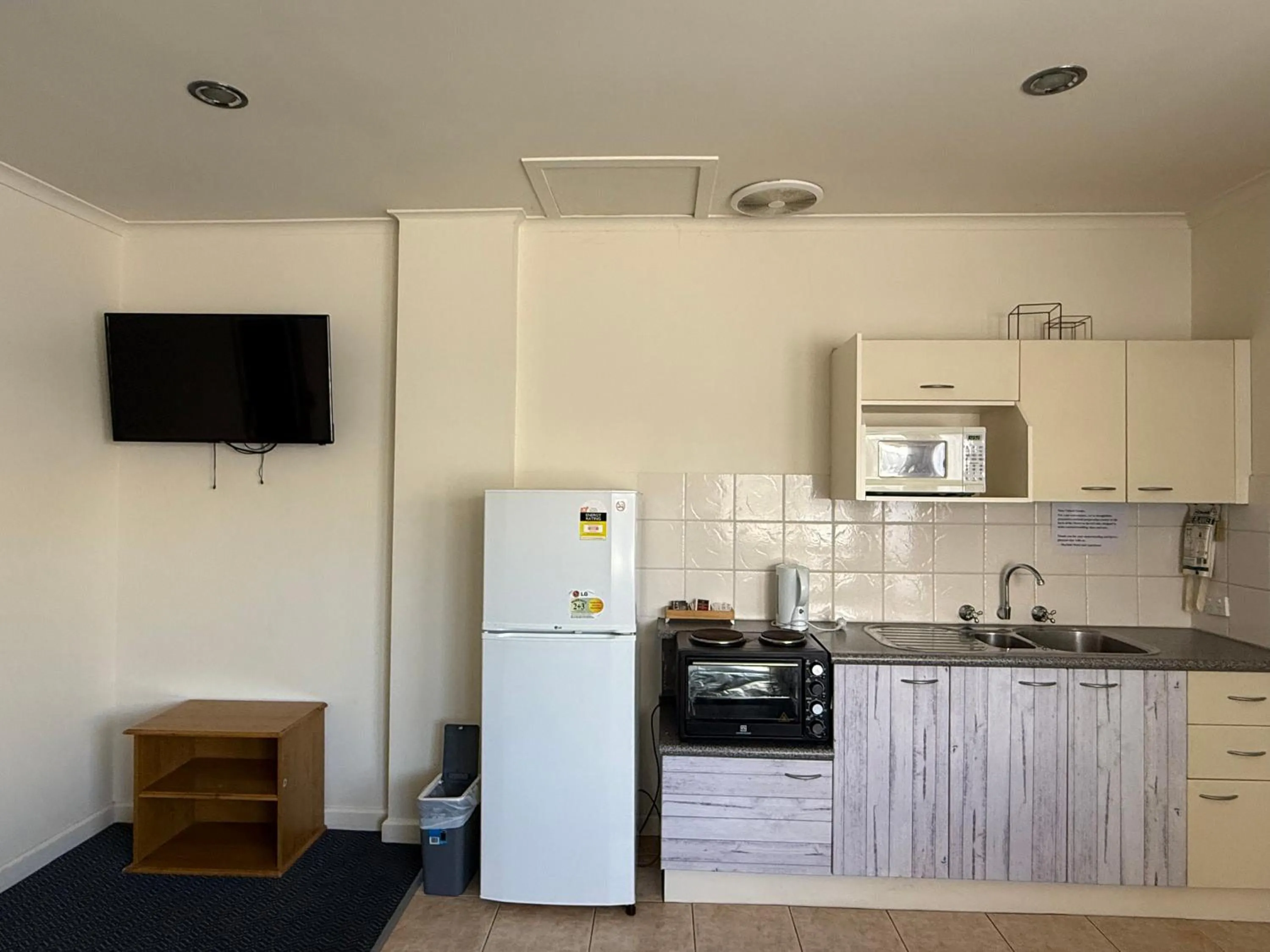 Kitchen or kitchenette in Heyfield Motel and Apartments