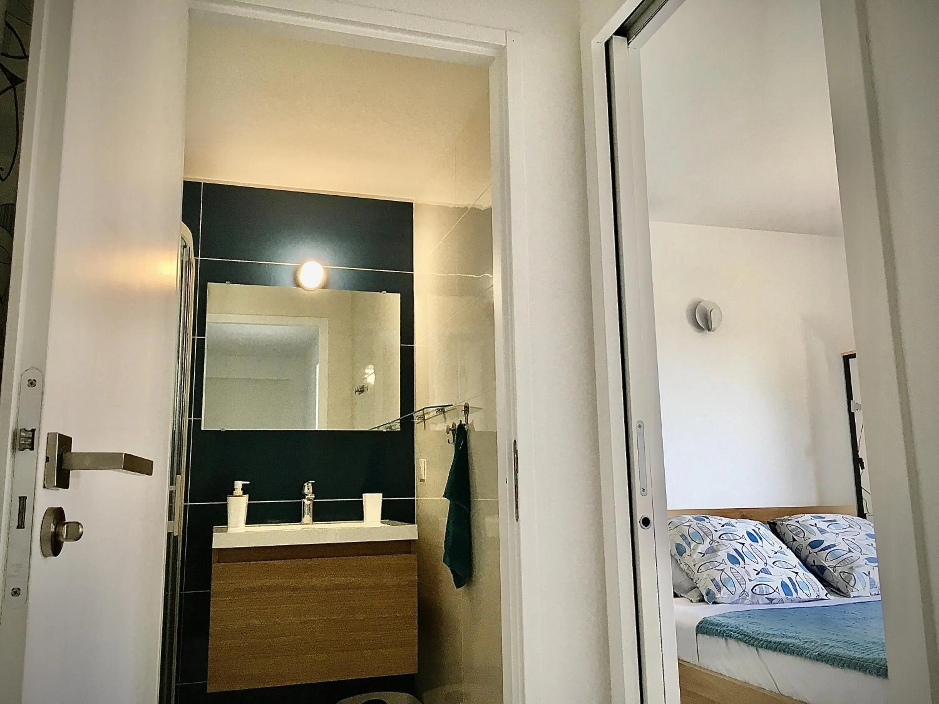 Shower, Bed in Cassis Ma Vie Là