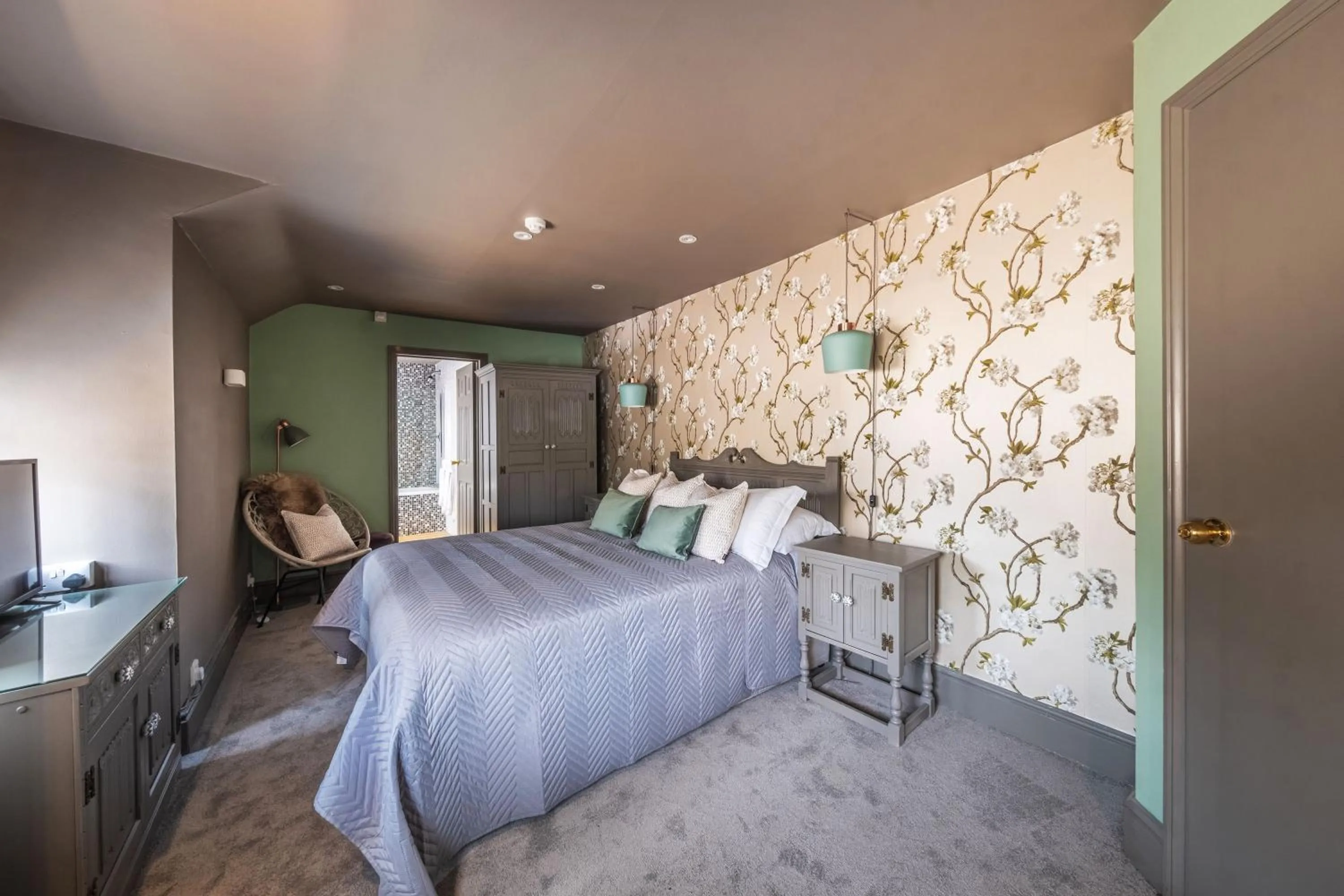 Photo of the whole room, Bed in The Cricketers Clavering