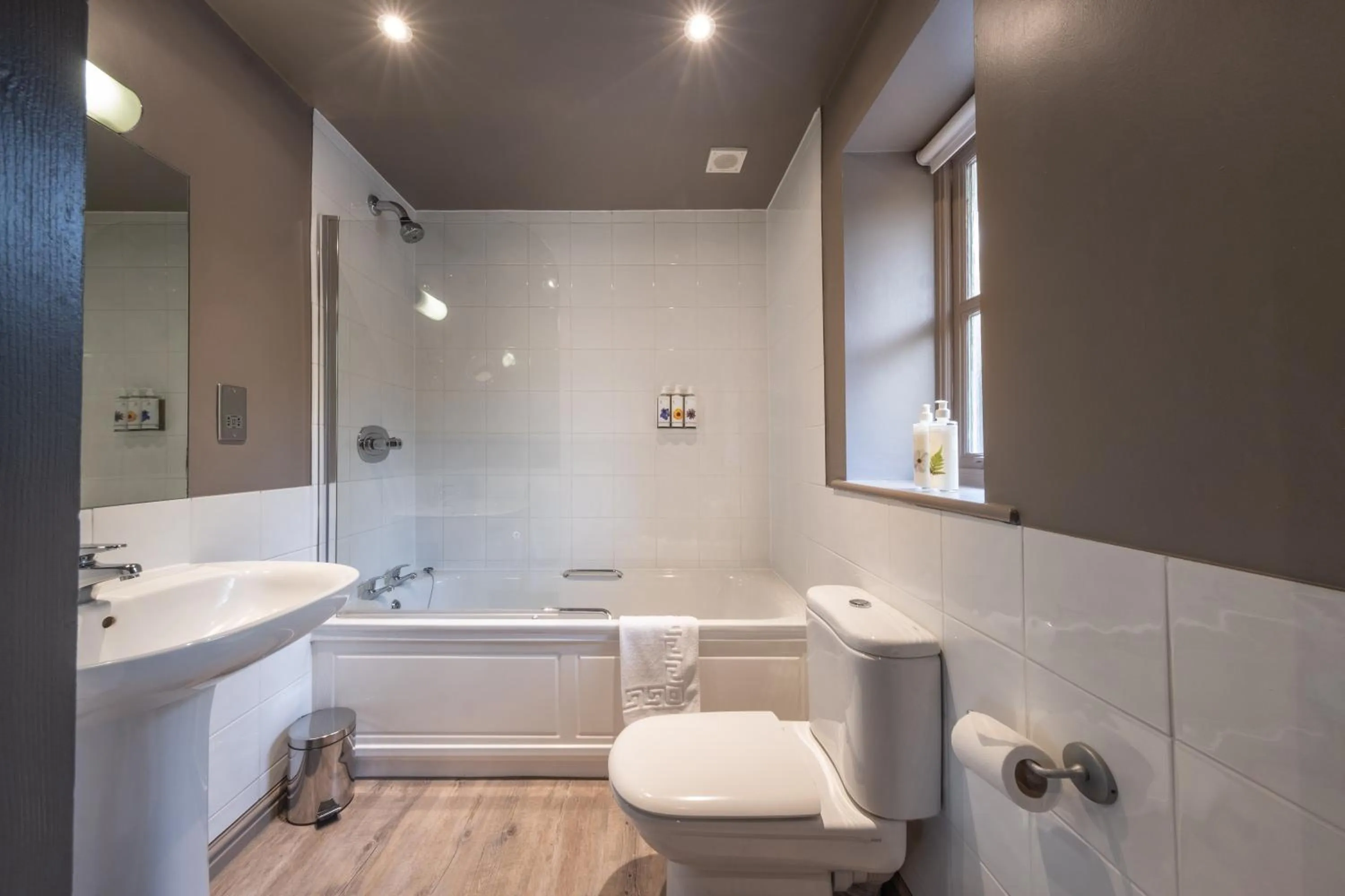 Bathroom in The Cricketers Clavering