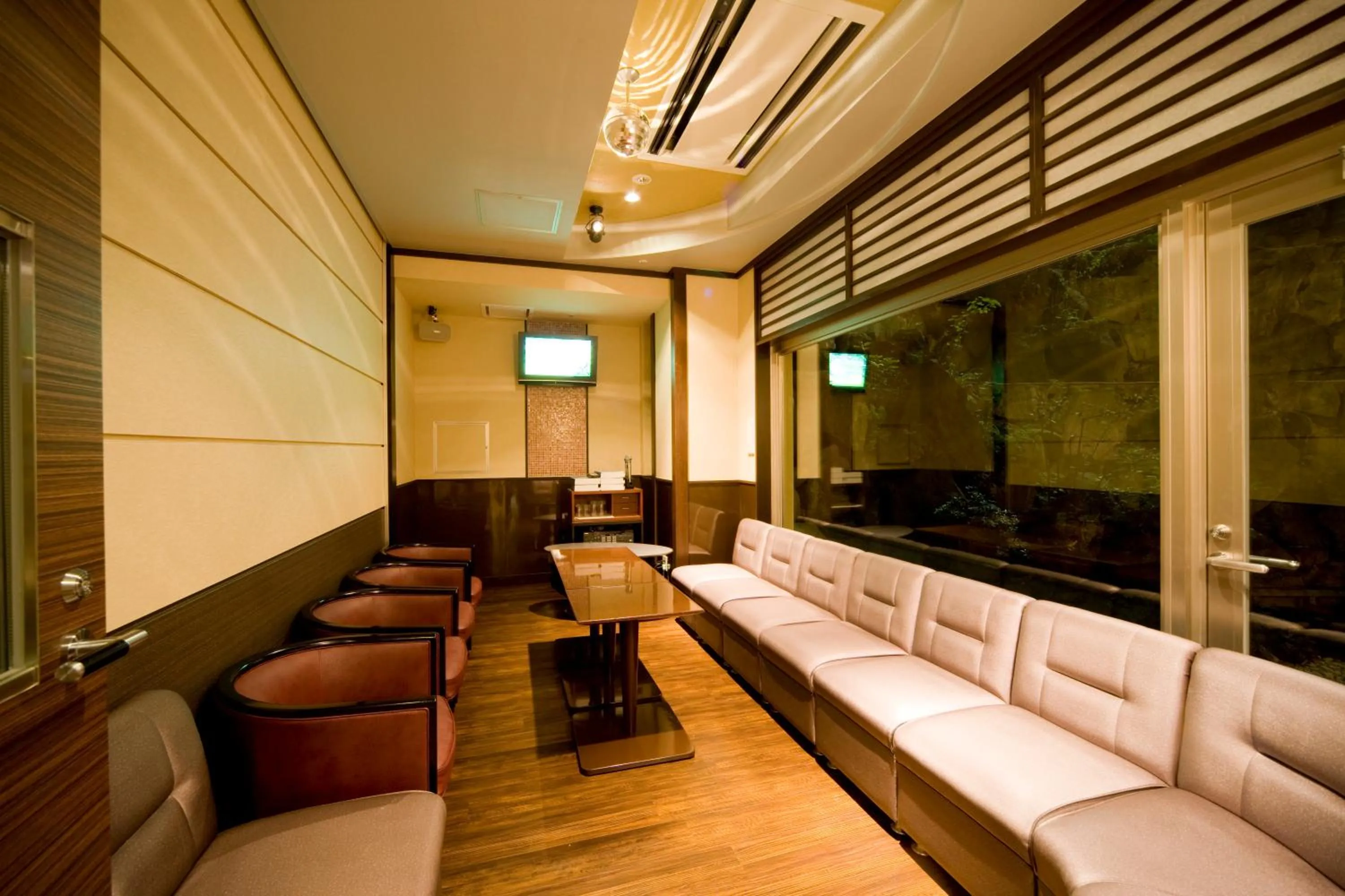 Karaoke in Hotel Futaba