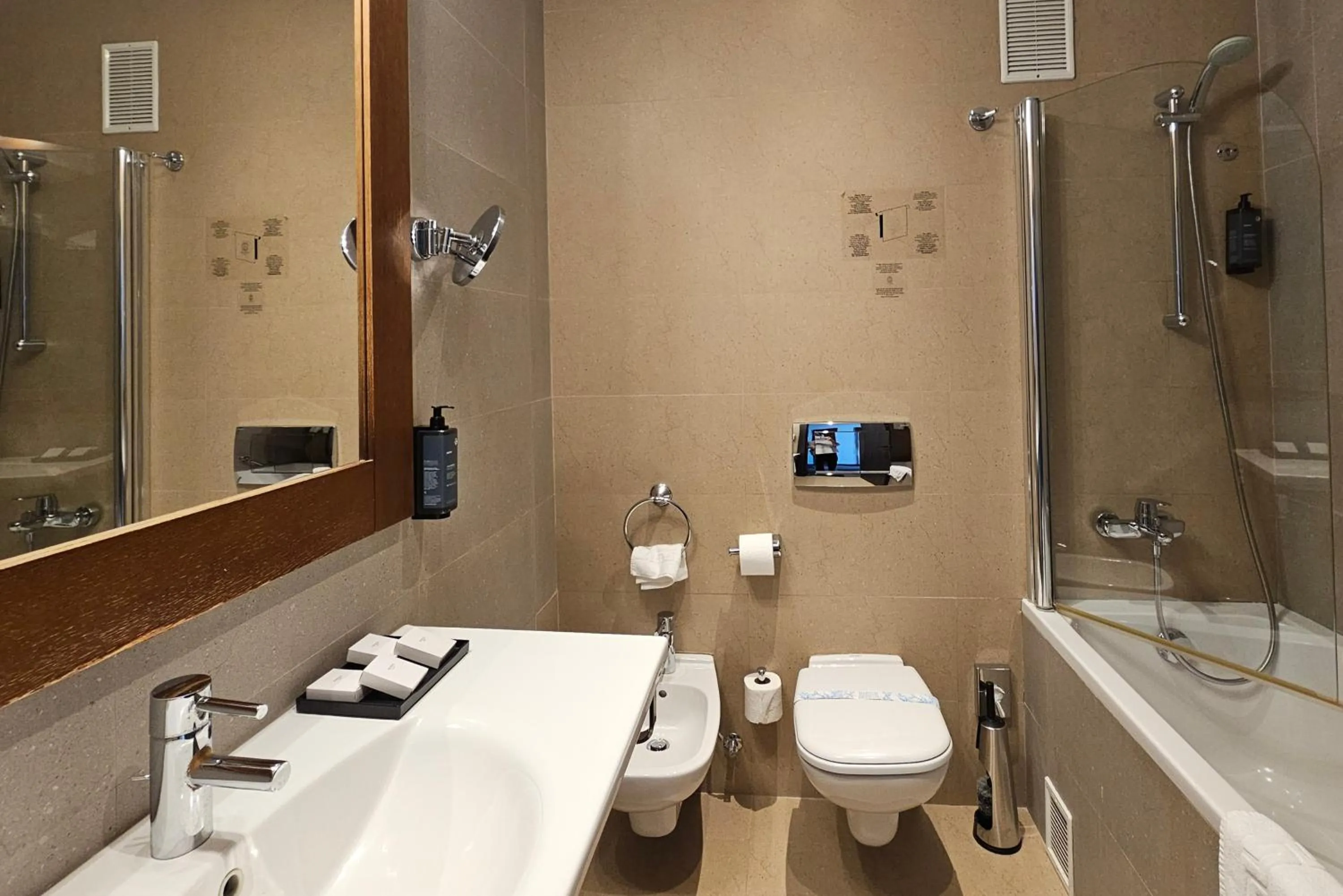 Shower in Iaki Conference & Spa Hotel