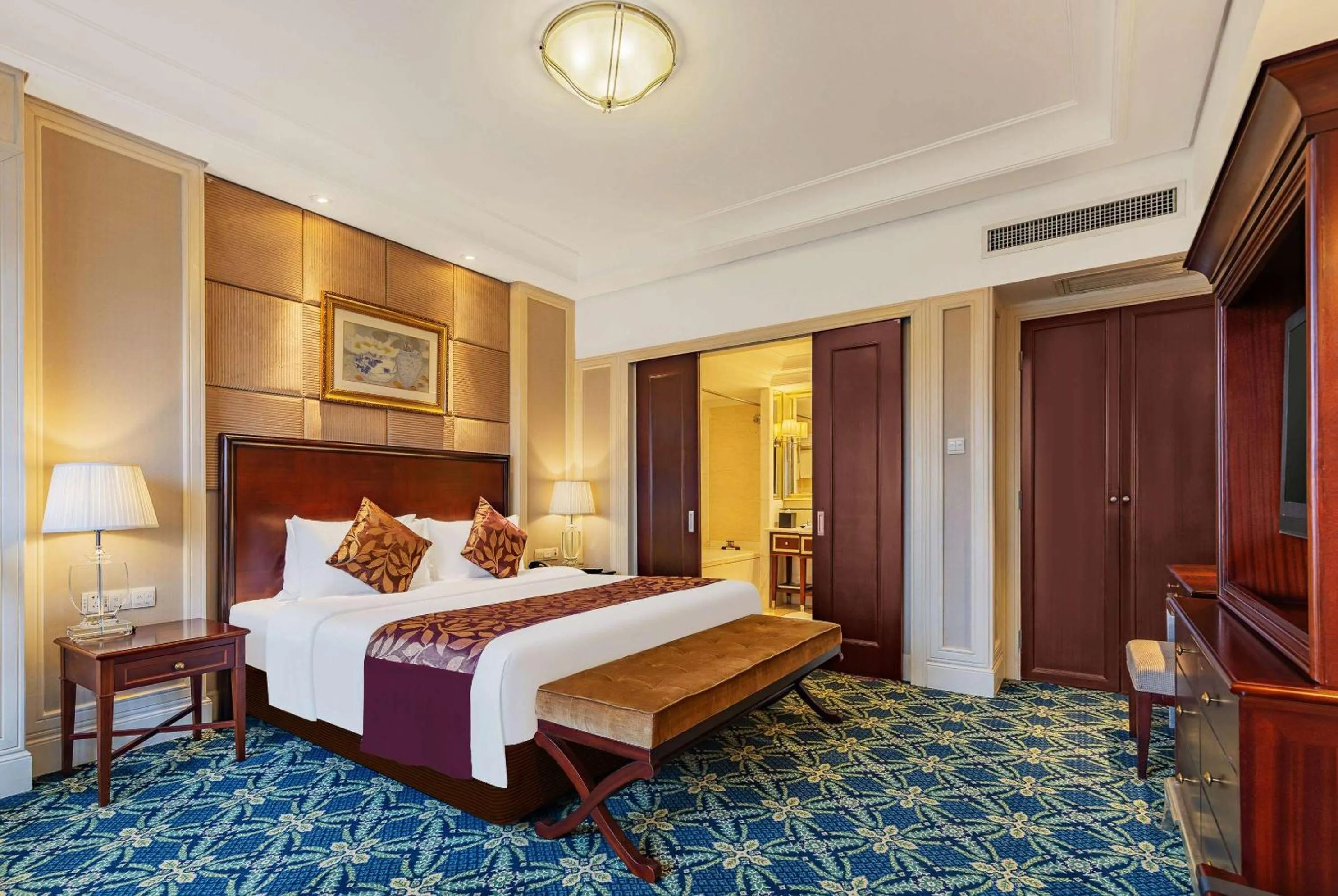 Photo of the whole room, Bed in Ramada Yichang Hotel