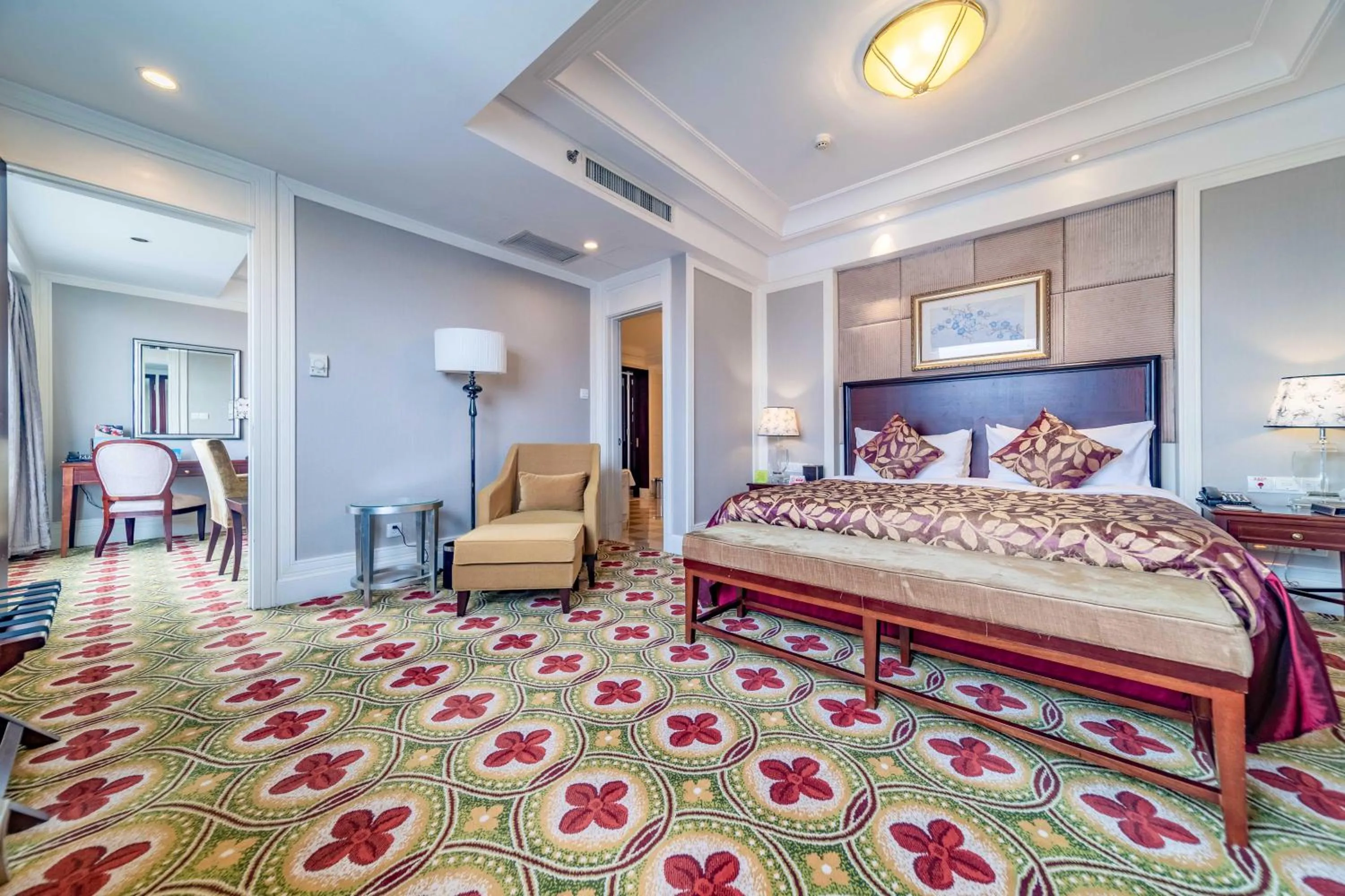 Photo of the whole room, Bed in Ramada Yichang Hotel