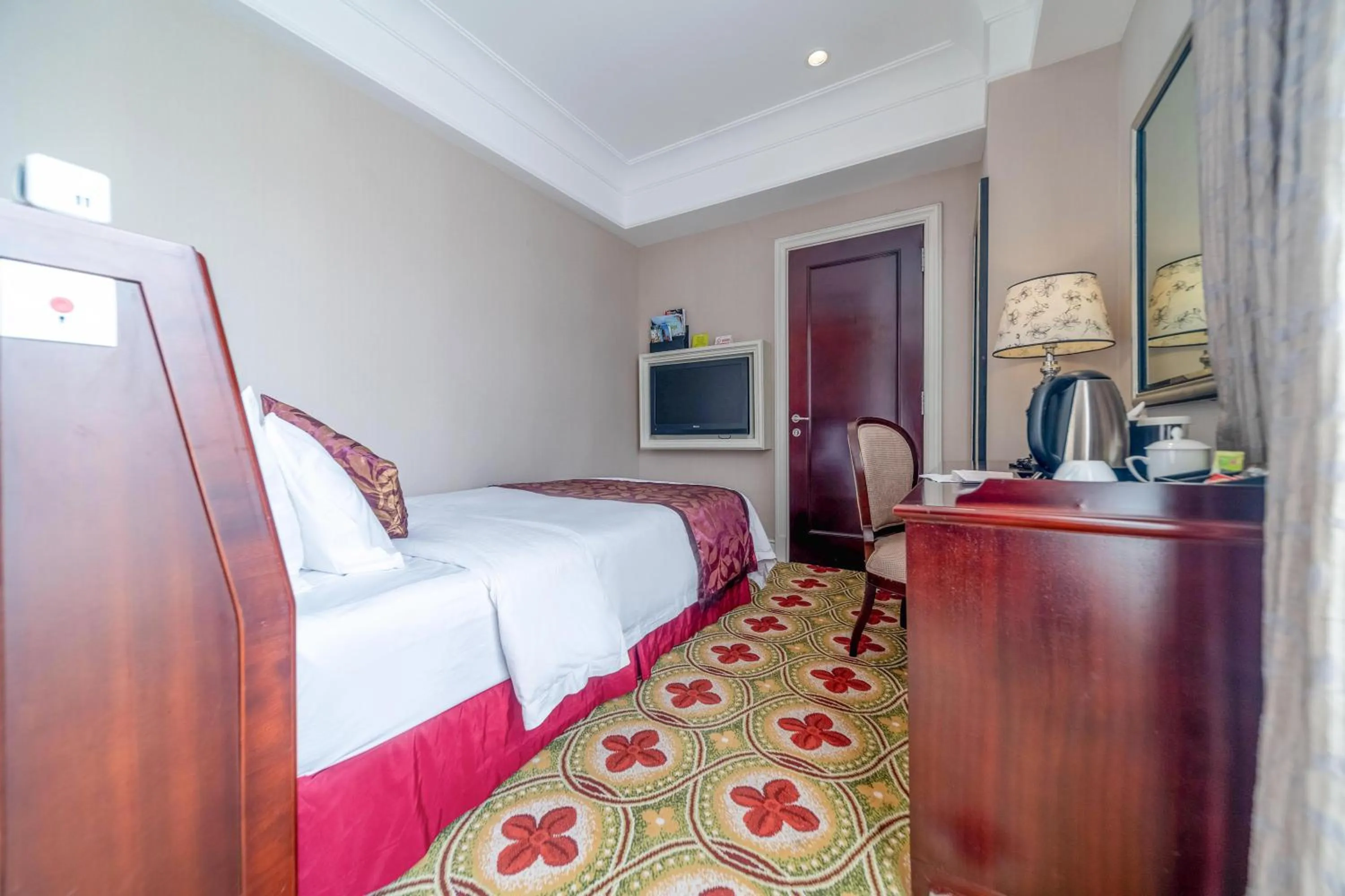 Photo of the whole room, Bed in Ramada Yichang Hotel