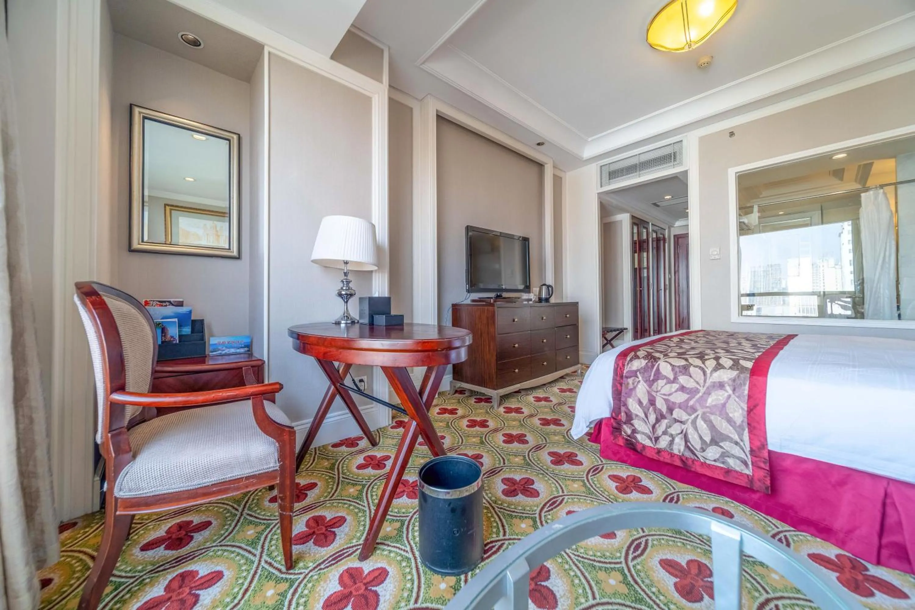 Bed in Ramada Yichang Hotel