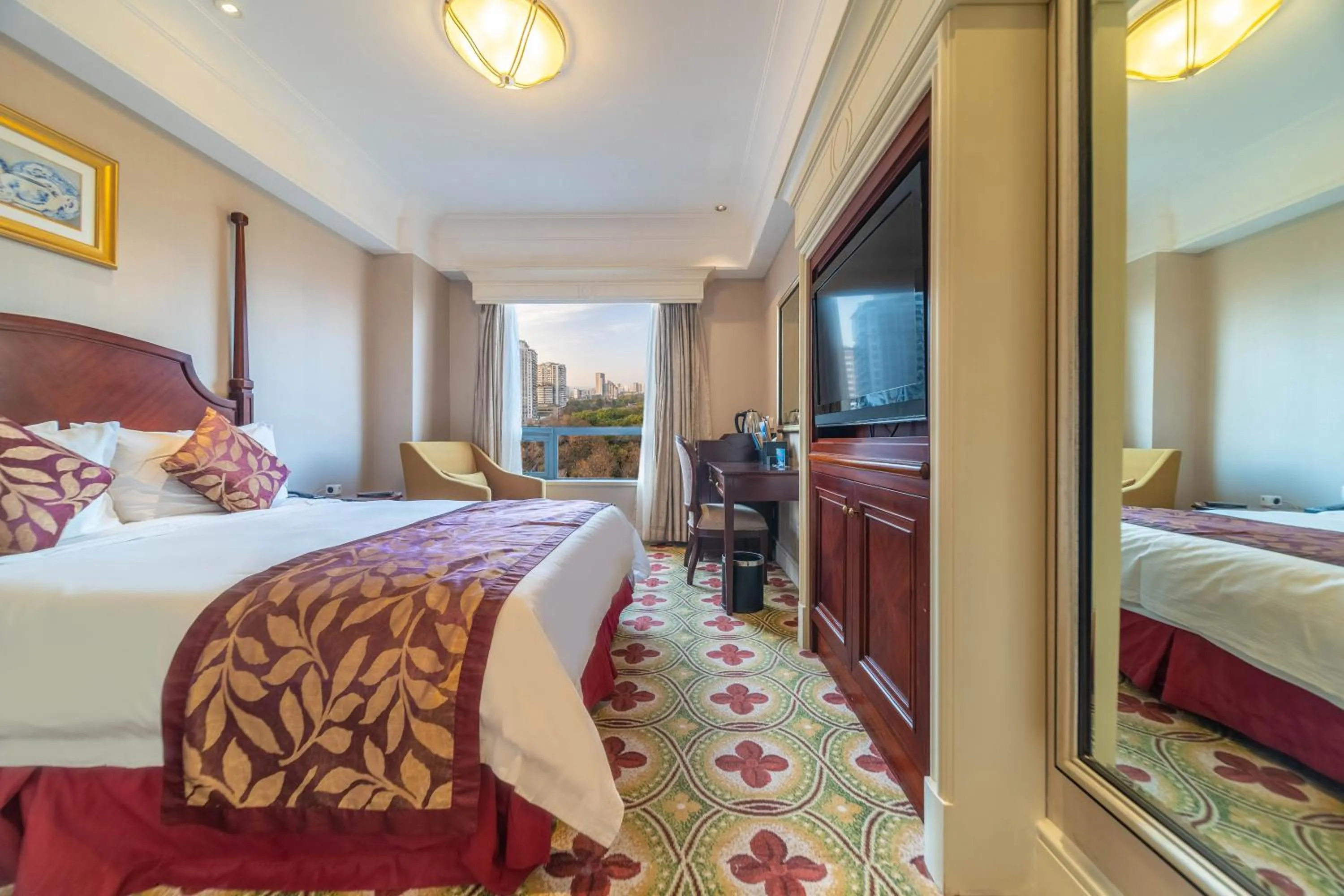 Photo of the whole room, Bed in Ramada Yichang Hotel