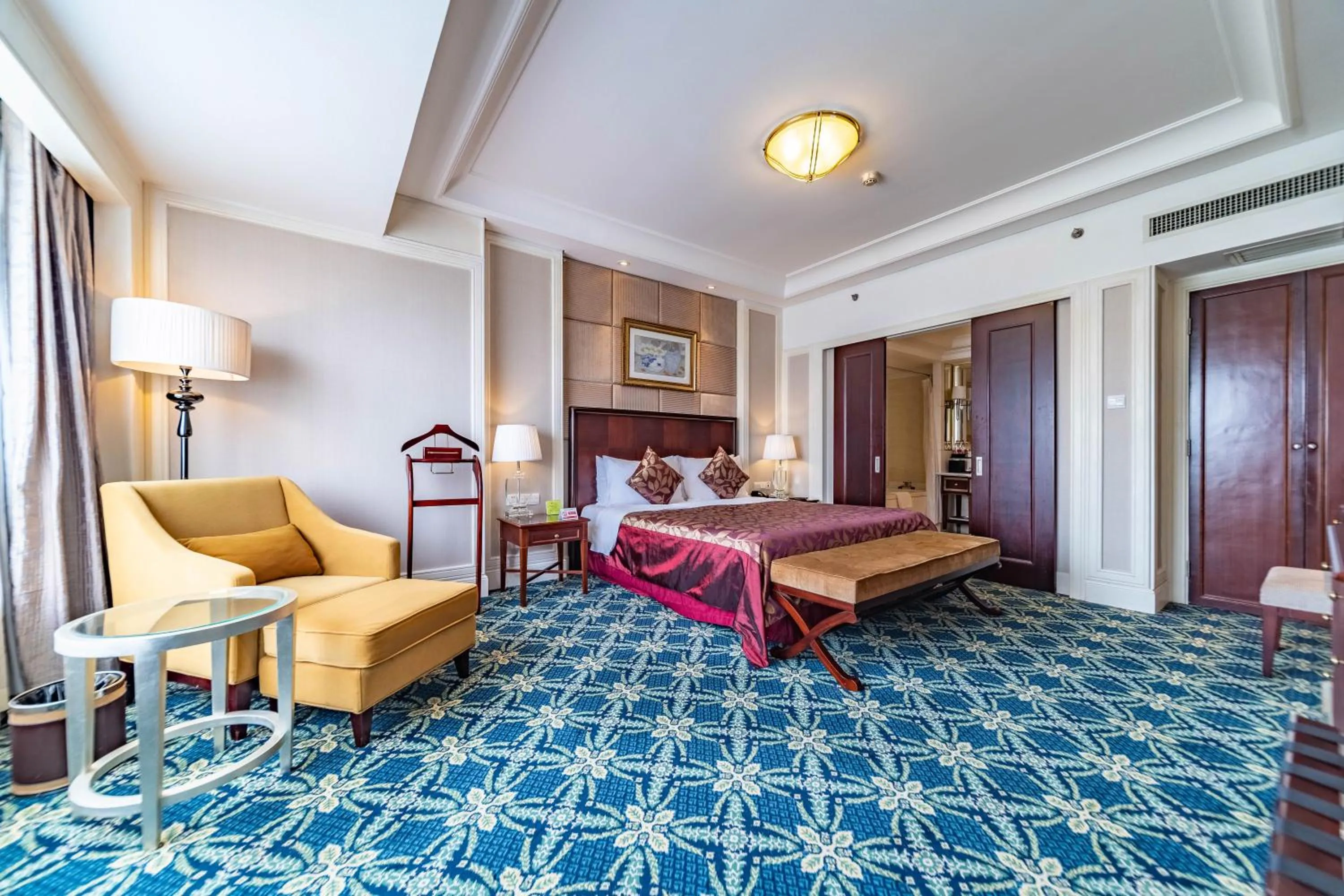 Bed in Ramada Yichang Hotel