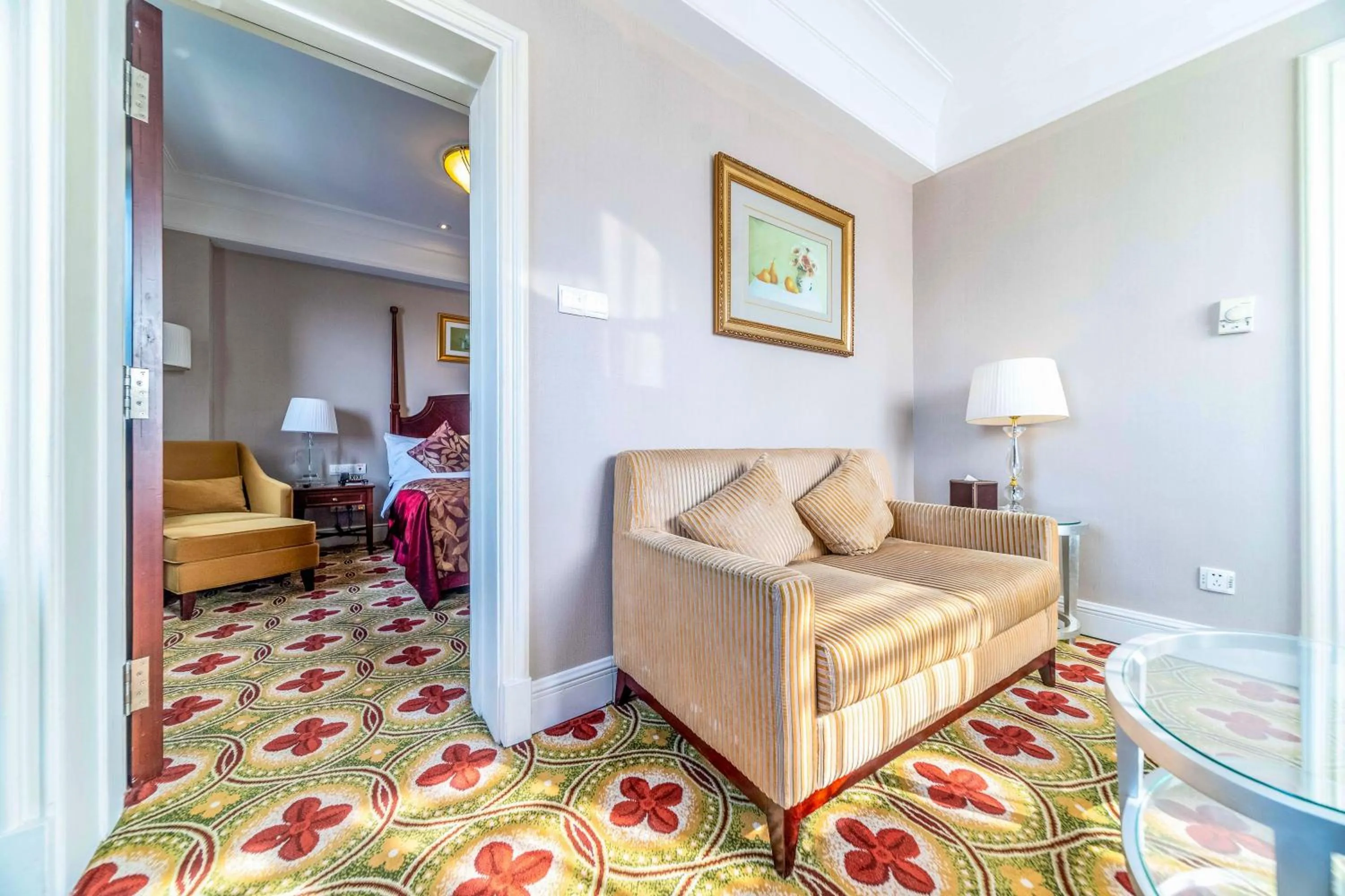 Living room in Ramada Yichang Hotel