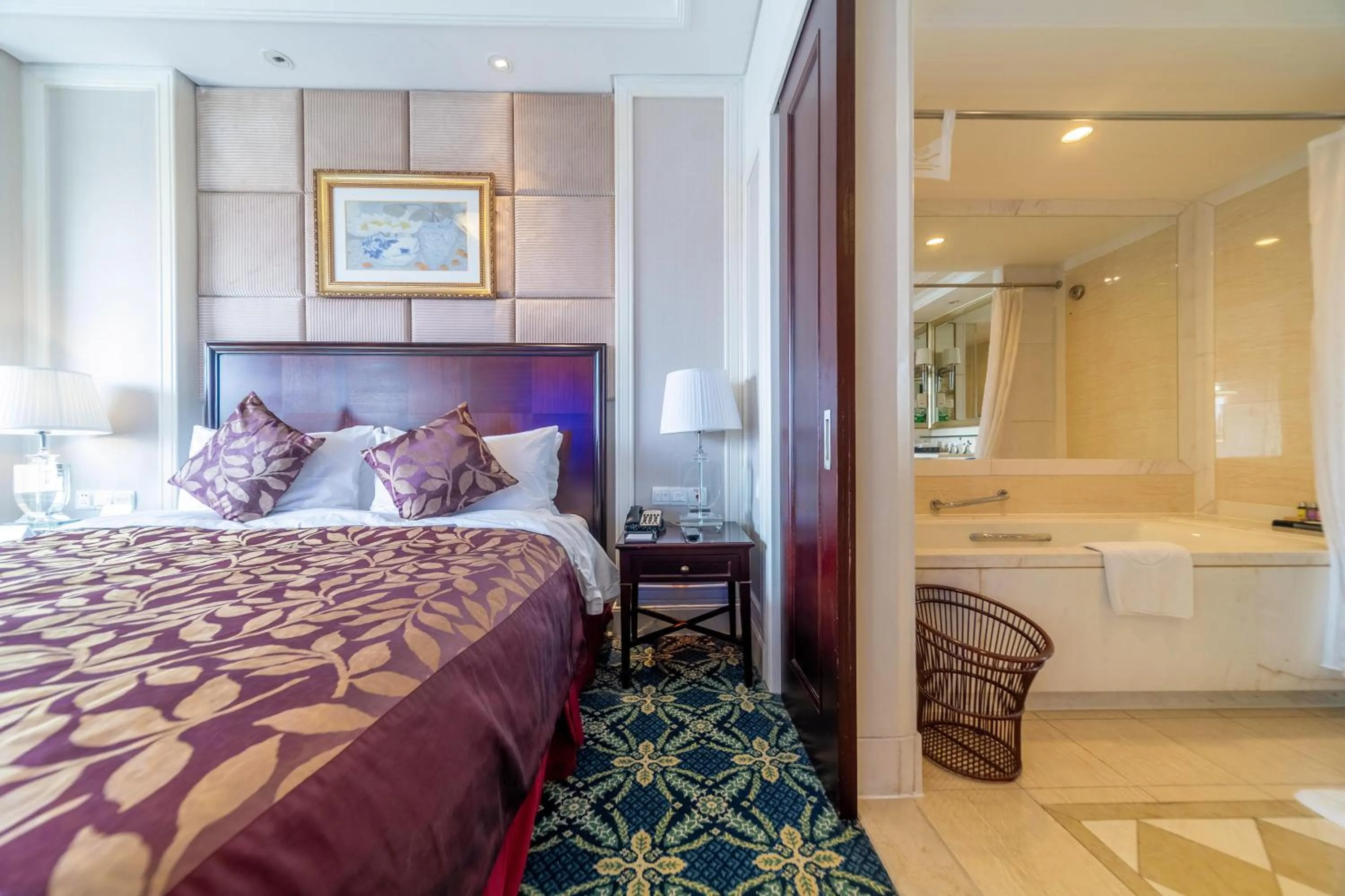 Bathroom, Bed in Ramada Yichang Hotel