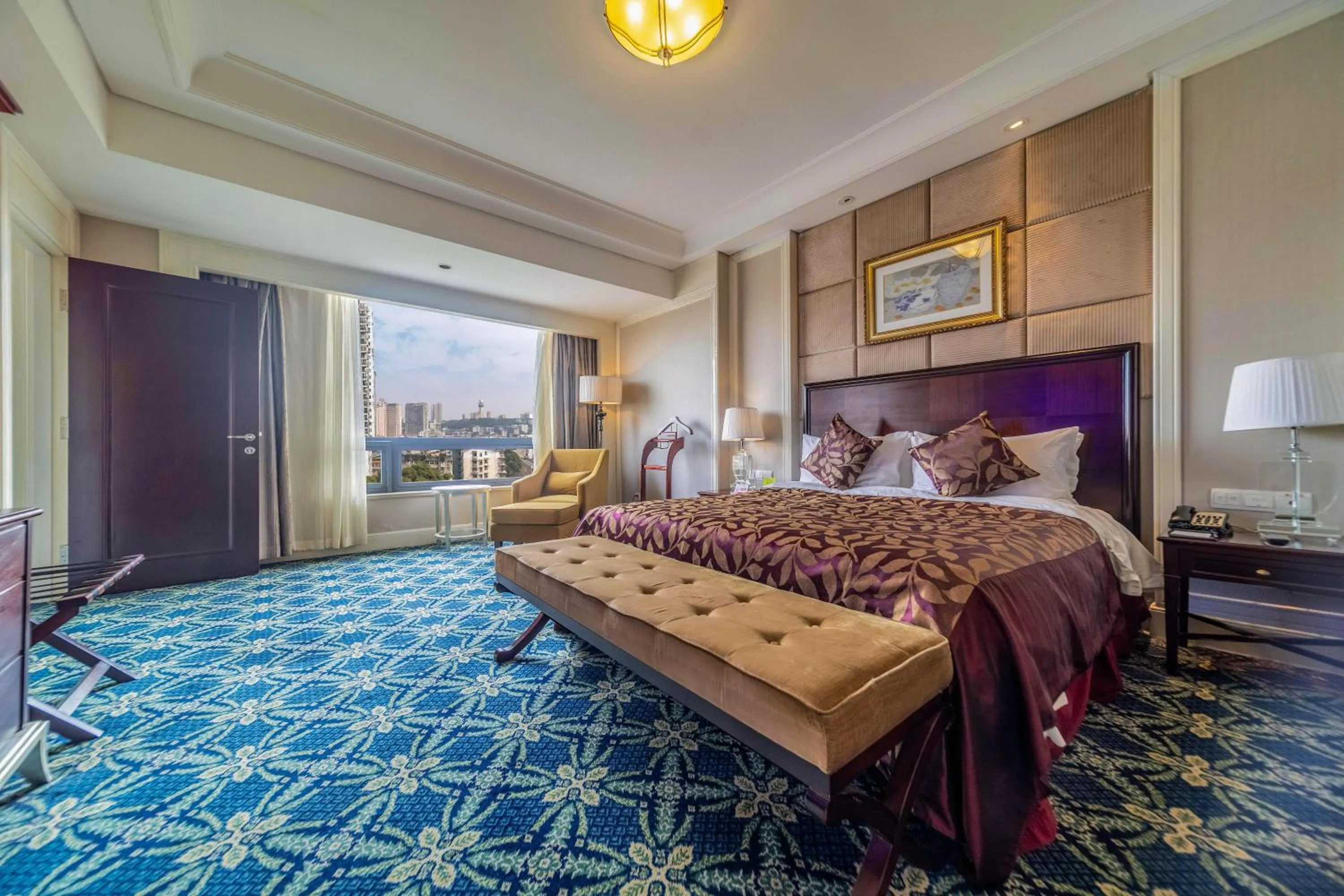 Photo of the whole room, Bed in Ramada Yichang Hotel