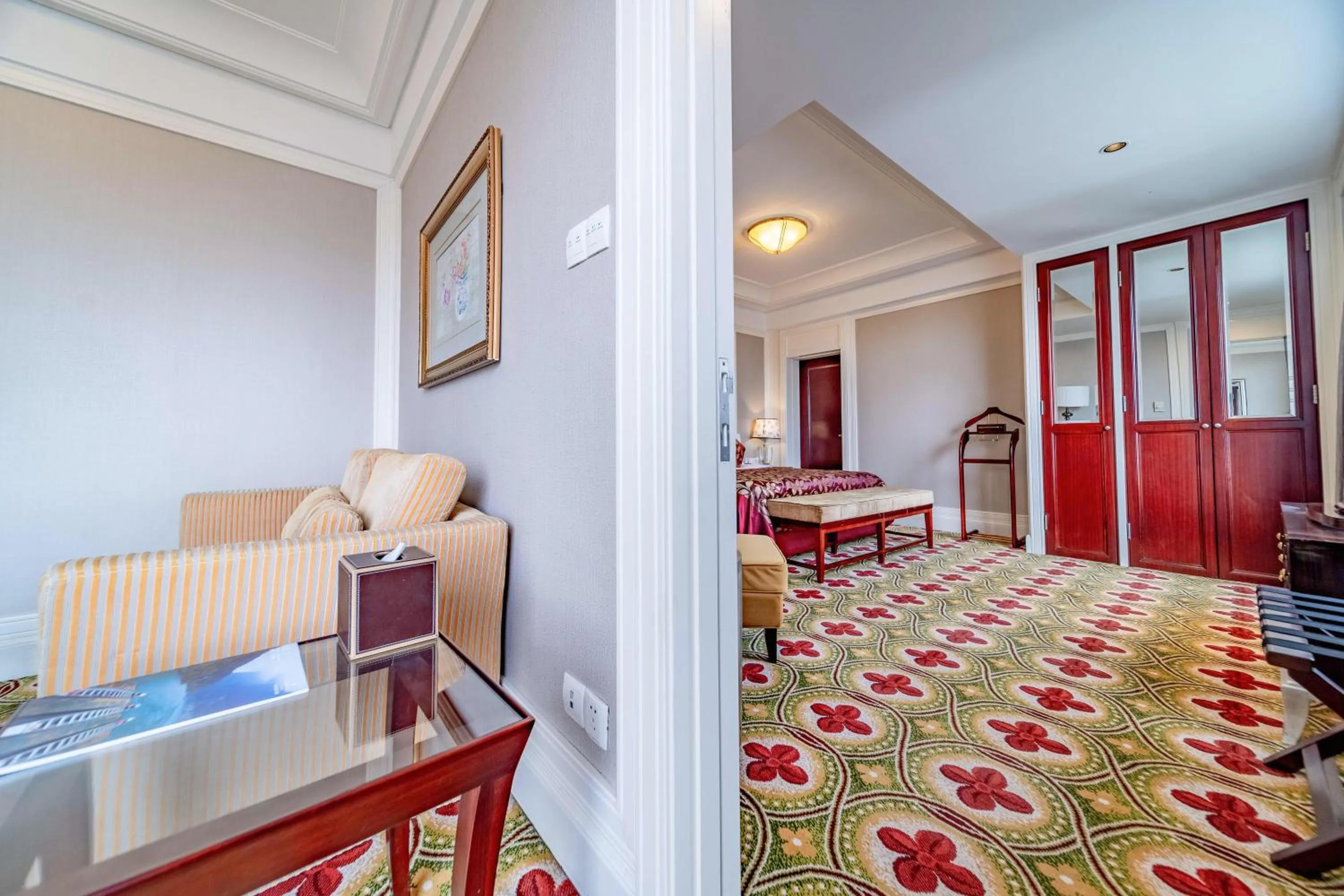 Living room, Bed in Ramada Yichang Hotel