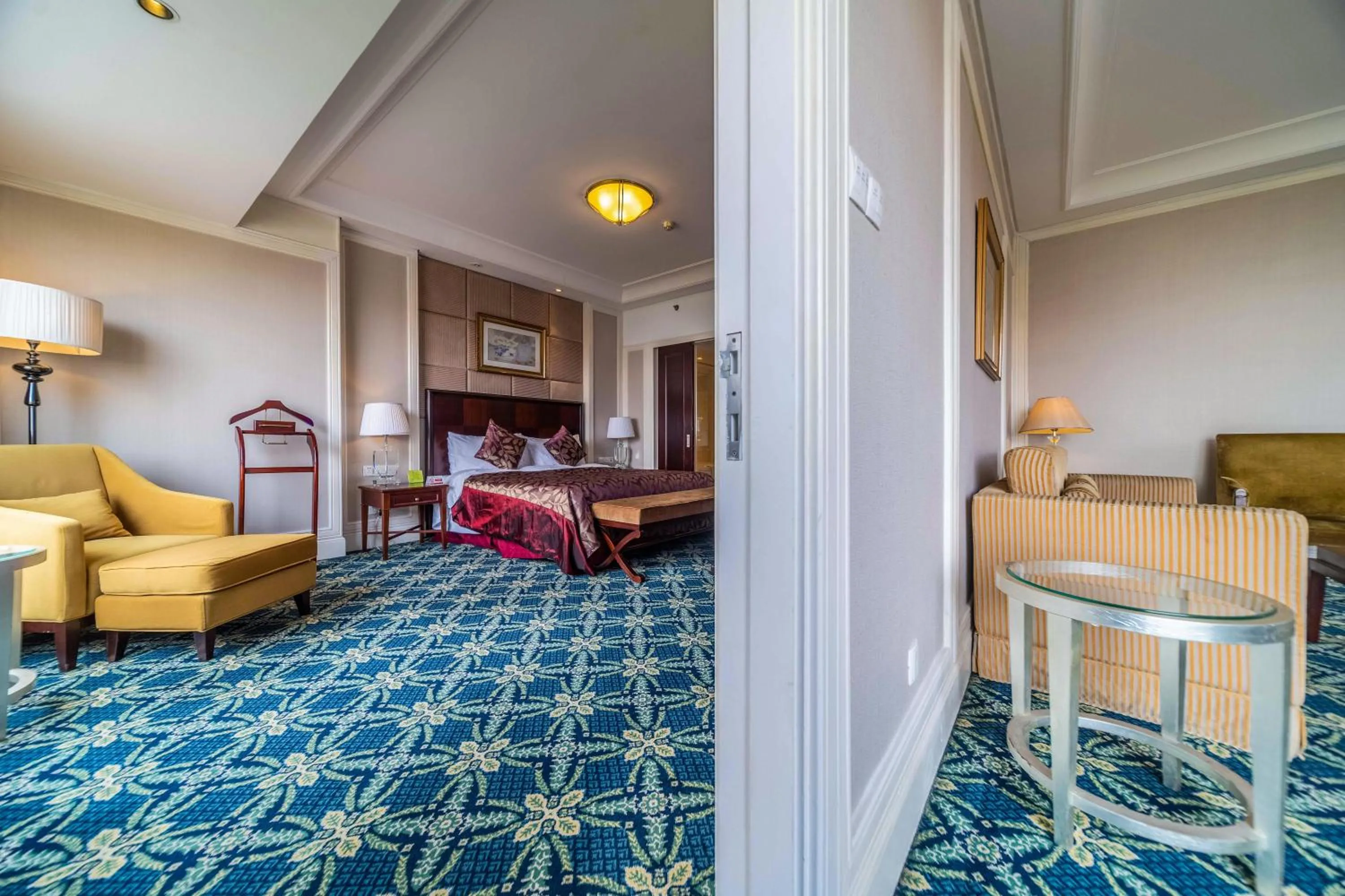 Living room, Bed in Ramada Yichang Hotel